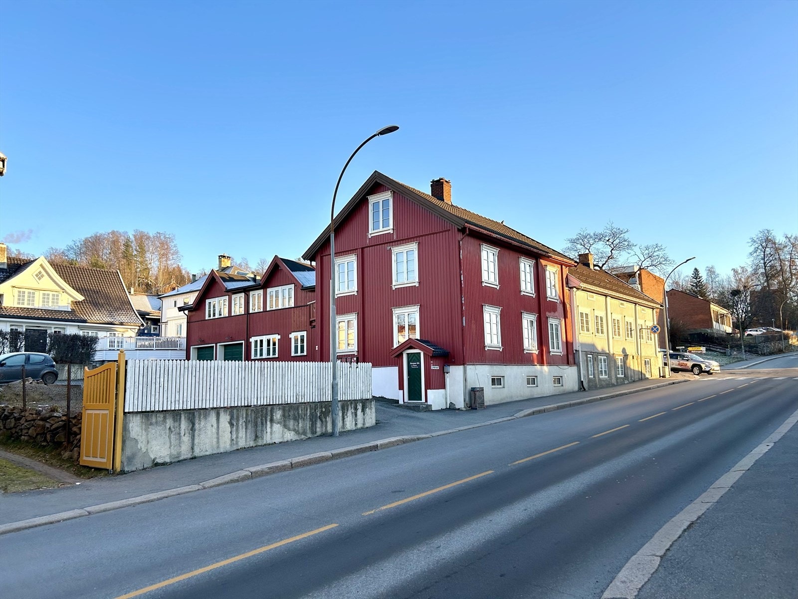 Storgata 13 A har en sentral beliggenhet rett sør for gågata og Søndre Park. Galleribilde