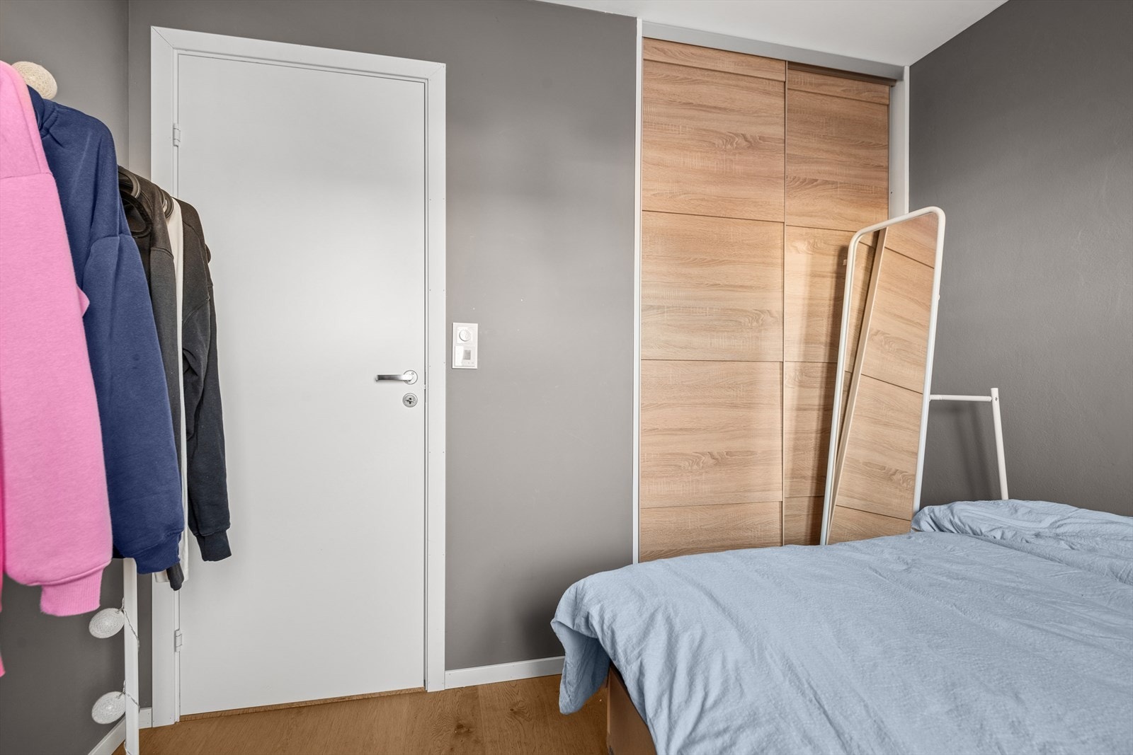 Det er også garderobeskap med skyvedører. Galleribilde