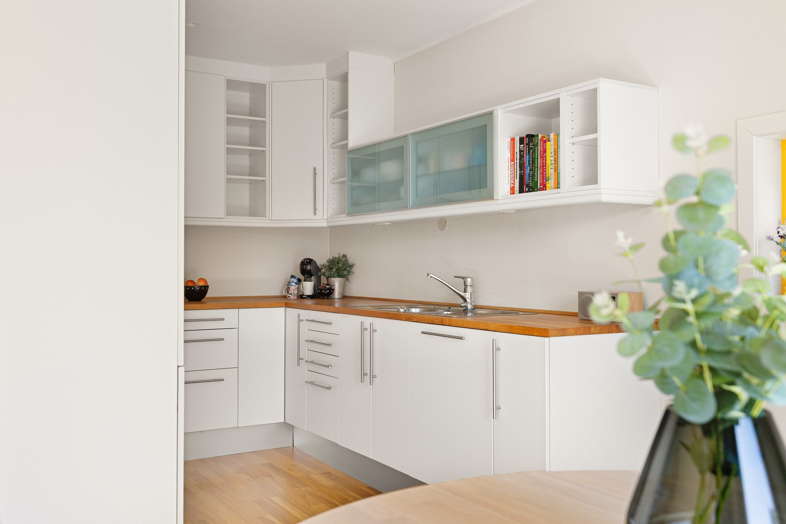 Tilbaketrukken plassering gjør kjøkkenkroken lite synlig fra stuens hoveddel. Galleribilde