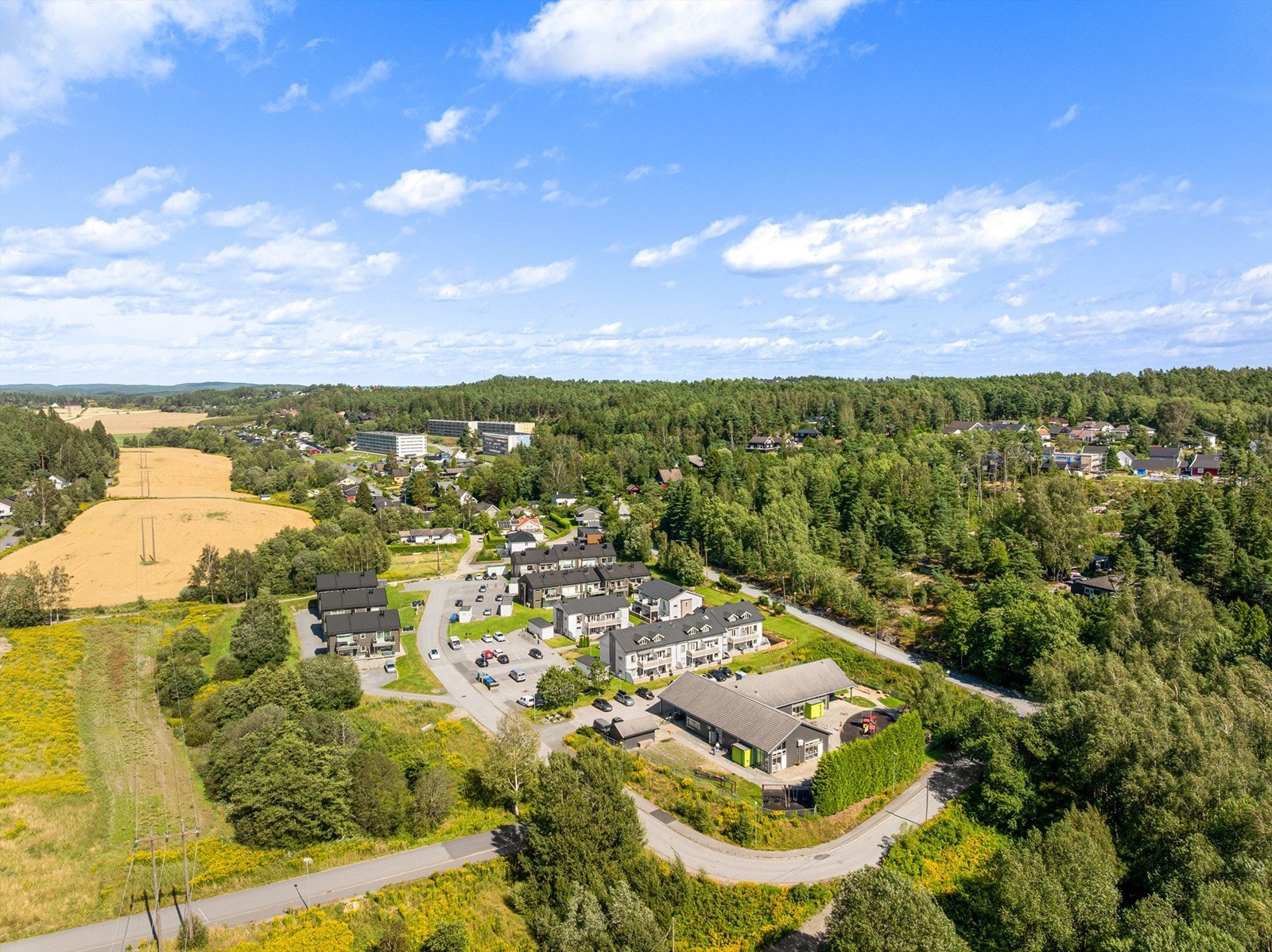 For en familie med småbarn kan det være praktisk at Hinkenhopp Idrettsbarnehage ligger rett ved sameiet. Galleribilde