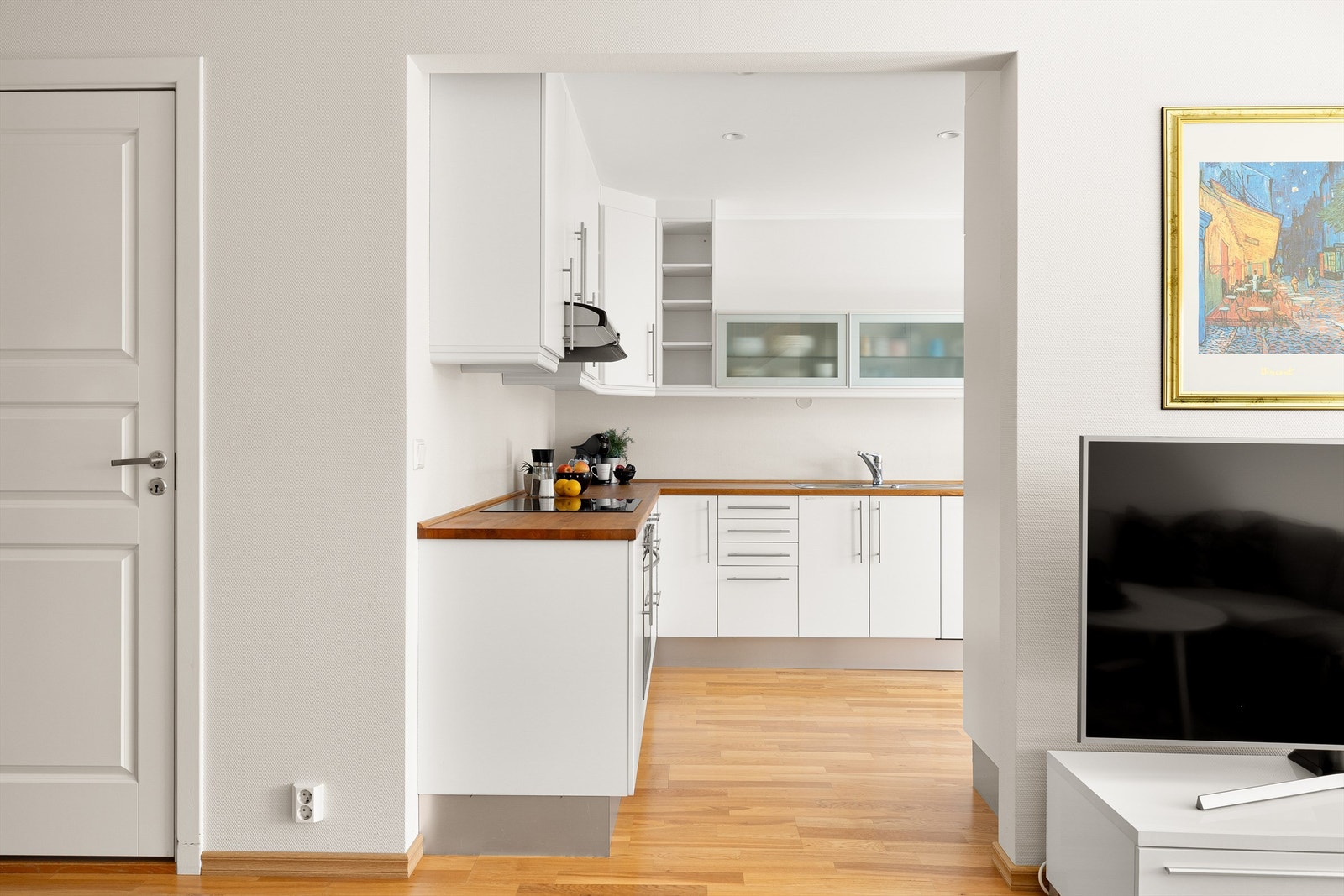 Adkomst fra to sider gjør kjøkkenet lett tilgjengelig. Galleribilde