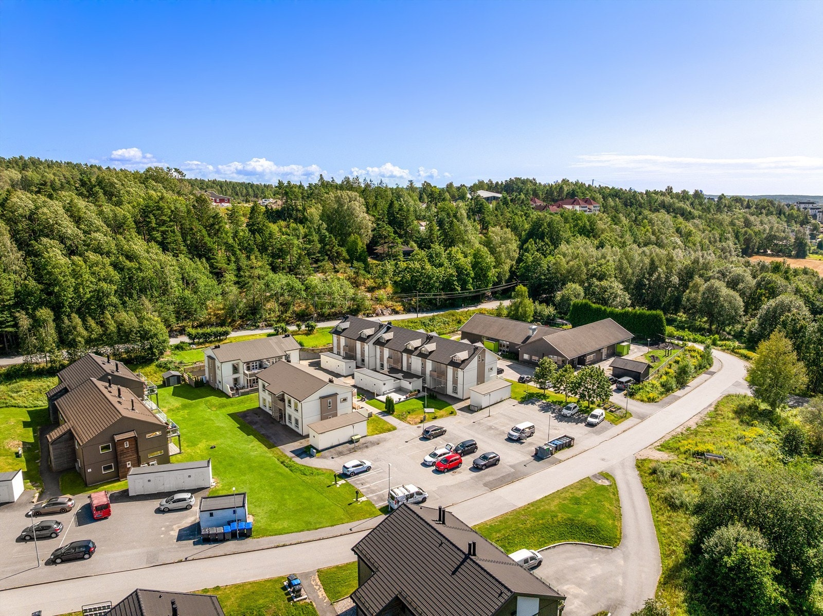 Leiligheten har biloppstillingsmulighet på felles parkeringsområde hvor det er også felles ladere til EL-bil. Galleribilde