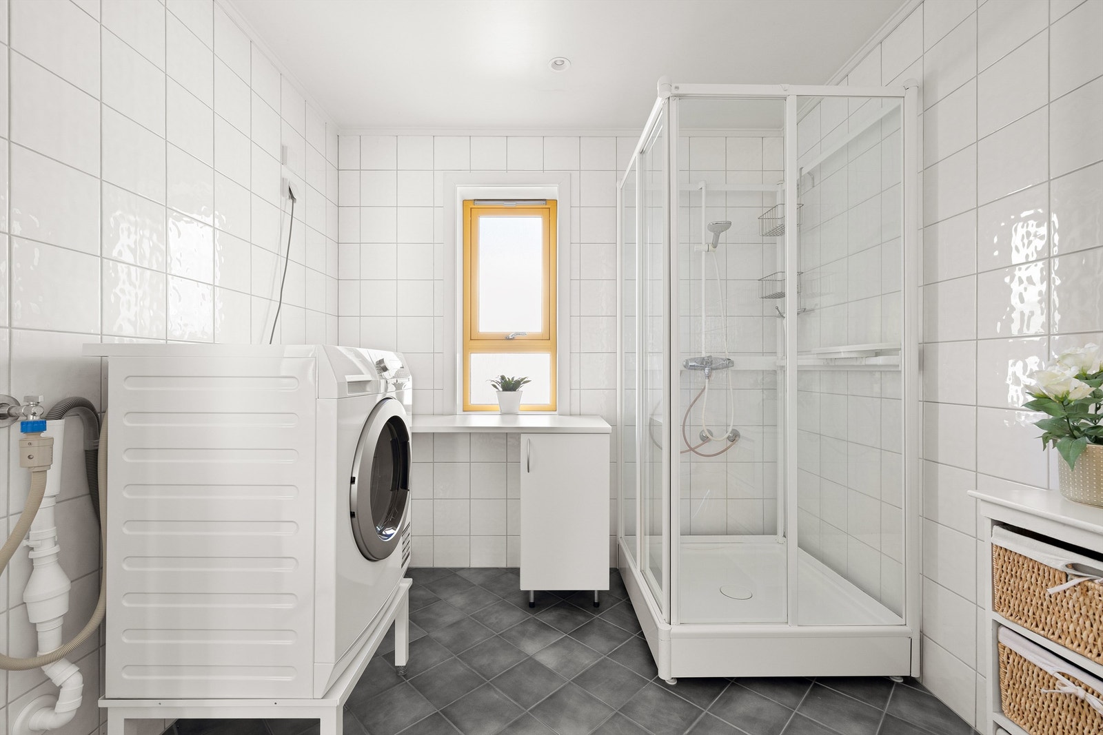 Badets areal er velutnyttet til kombinert formål som vaskerom. Galleribilde