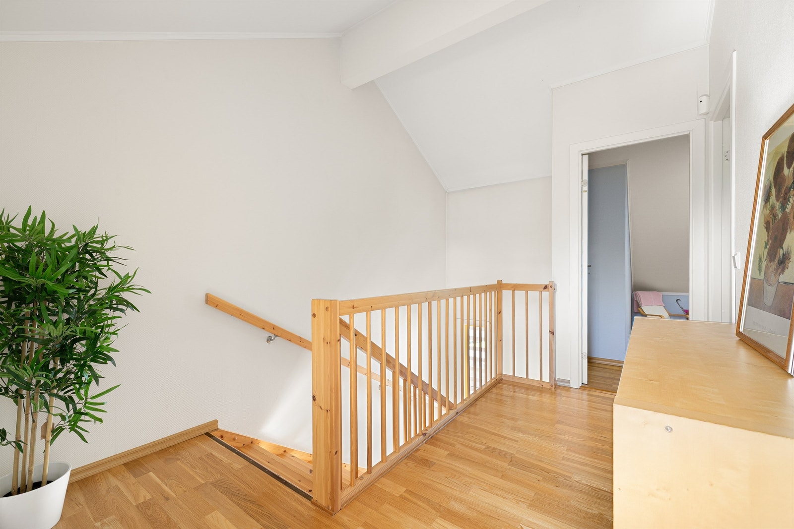 Over trappen og gangen i andre etasje skråner himlingen opp til en luftig høyde. Galleribilde