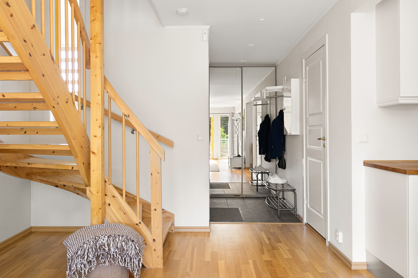 Utenom stuen og kjøkkenet inngår også badet i første etasje. Galleribilde