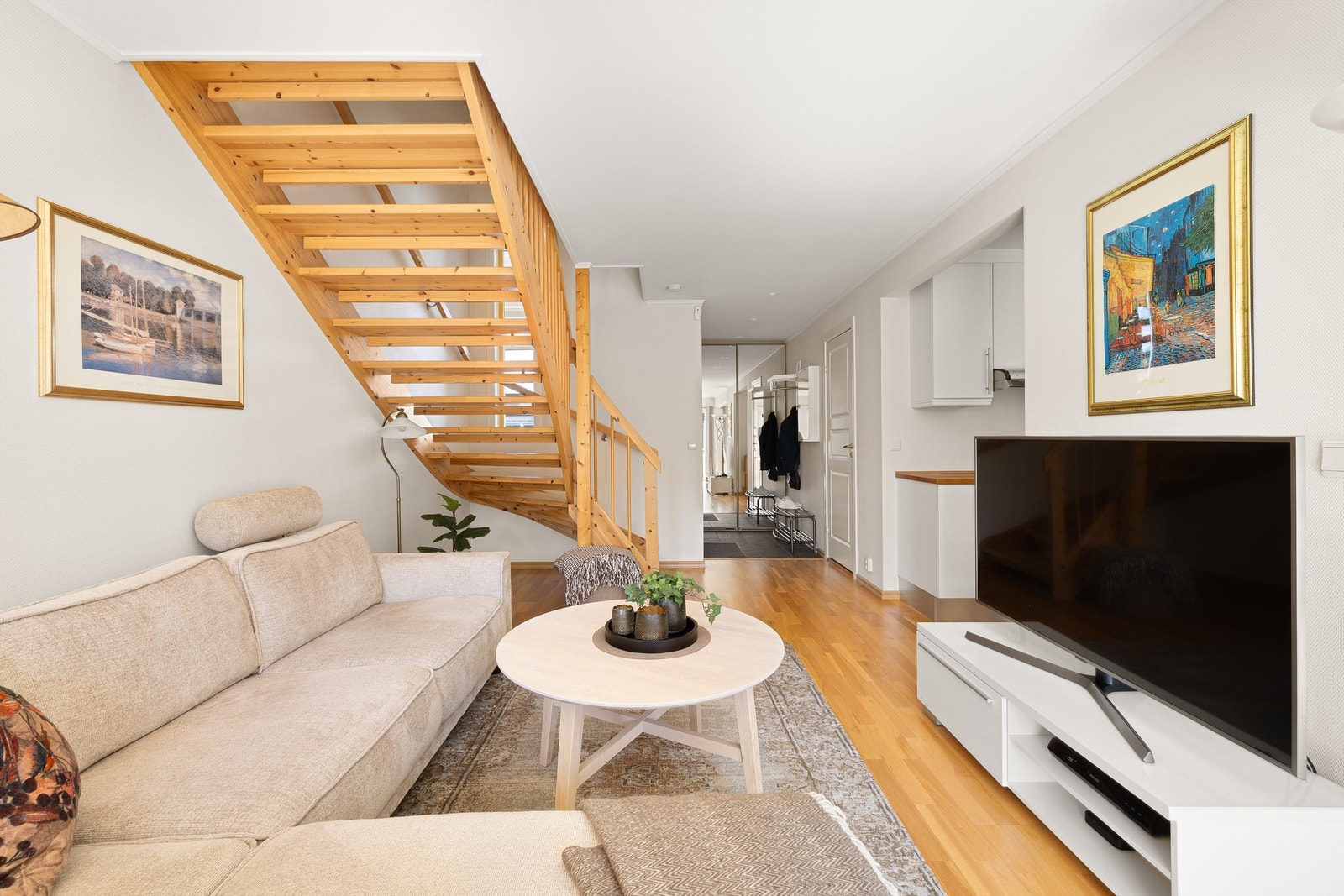 Stuen og kjøkkenet utgjør til sammen det meste av leilighetens første etasje. Galleribilde