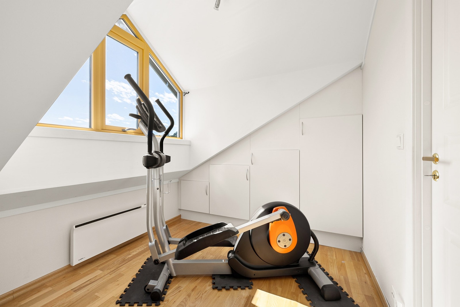 Dette soverommet inneholder plassbyggede skap som smart utnytter volumet under himlingen. Galleribilde