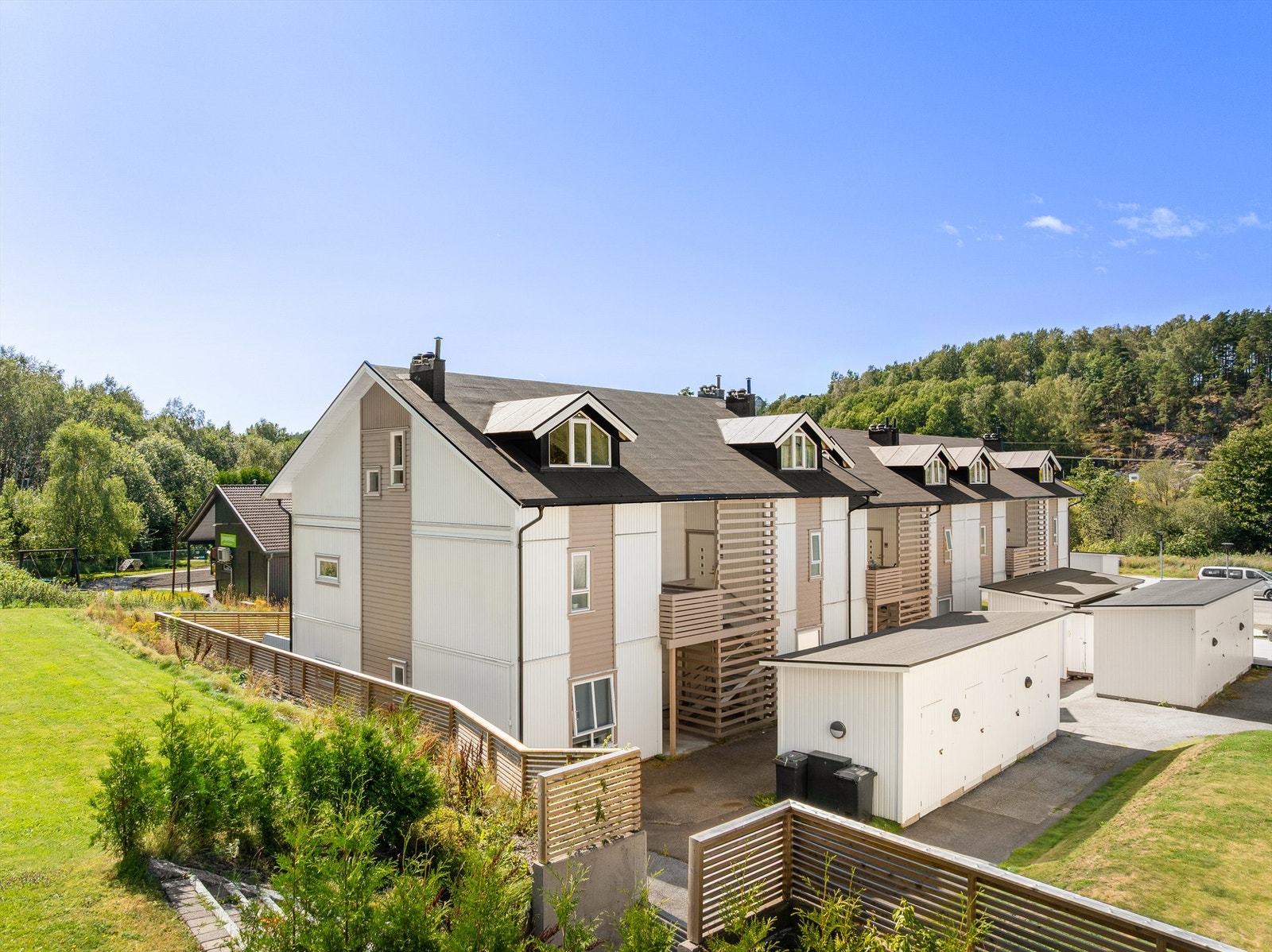 På bakkeplan foran inngangspartiet disponerer leiligheten egen bod. Galleribilde