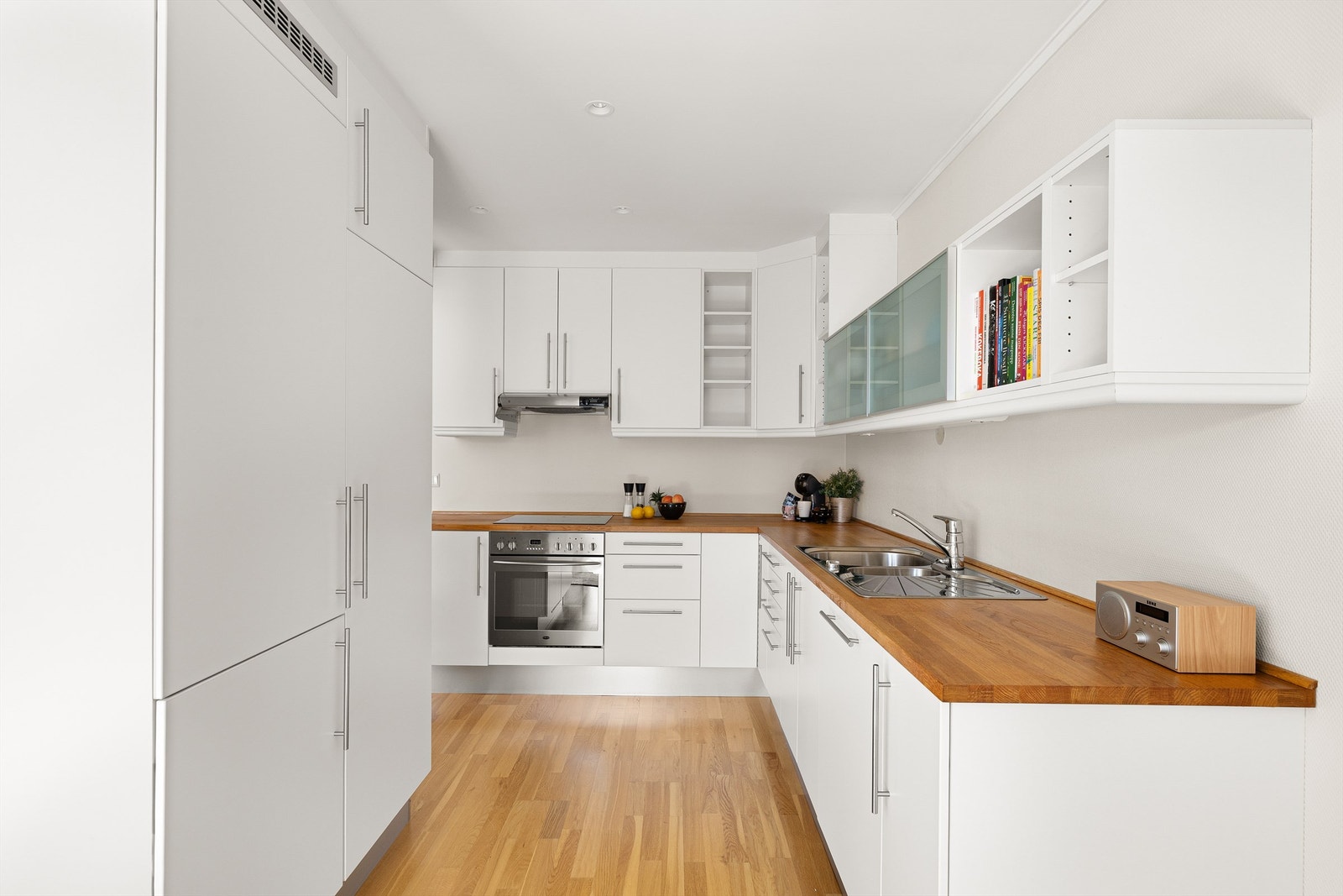 Kjøkkenets innredning er fra Malthe og velholdt i forhold til brukstiden. Alle hvitevarer er integrert. Galleribilde