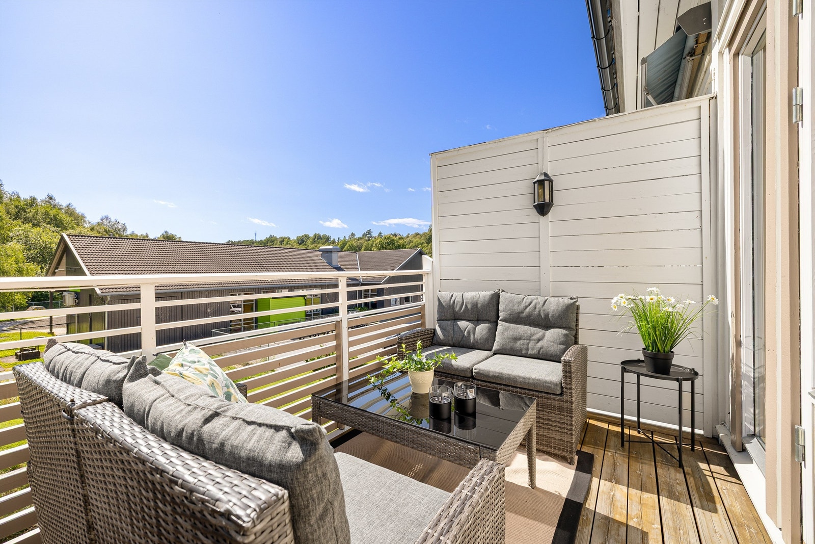 Balkongen på ca. 8 kvm. er sydvendt og solfylt store deler av dagen sommerstid. Galleribilde