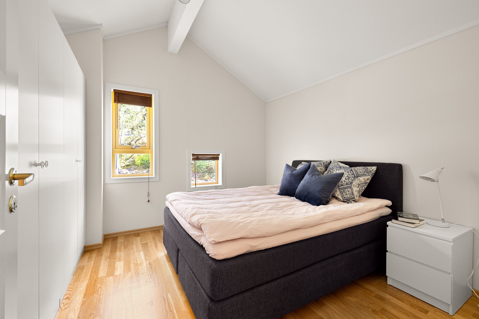 Luftig himlingshøyde er det også i hovedsoverommet som av den grunn oppleves som ekstra stort. Galleribilde