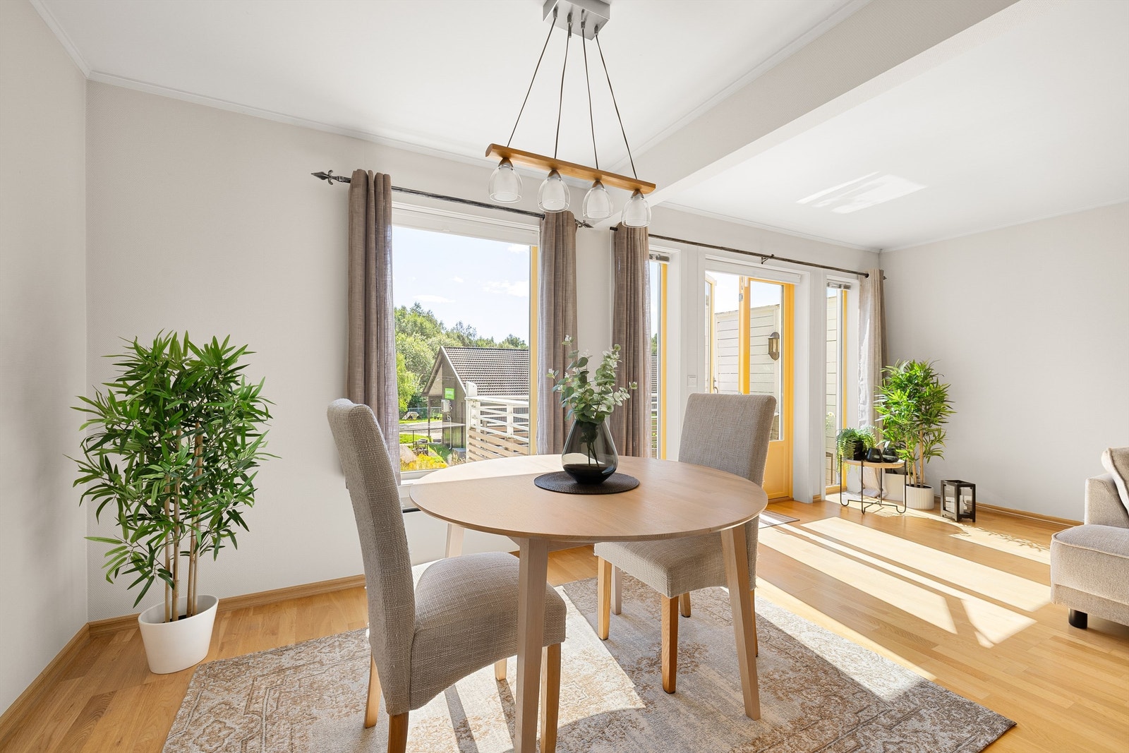 Gjennom stuens vindusrekke slipper både solstrålene og mye naturlig dagslys inn. Galleribilde