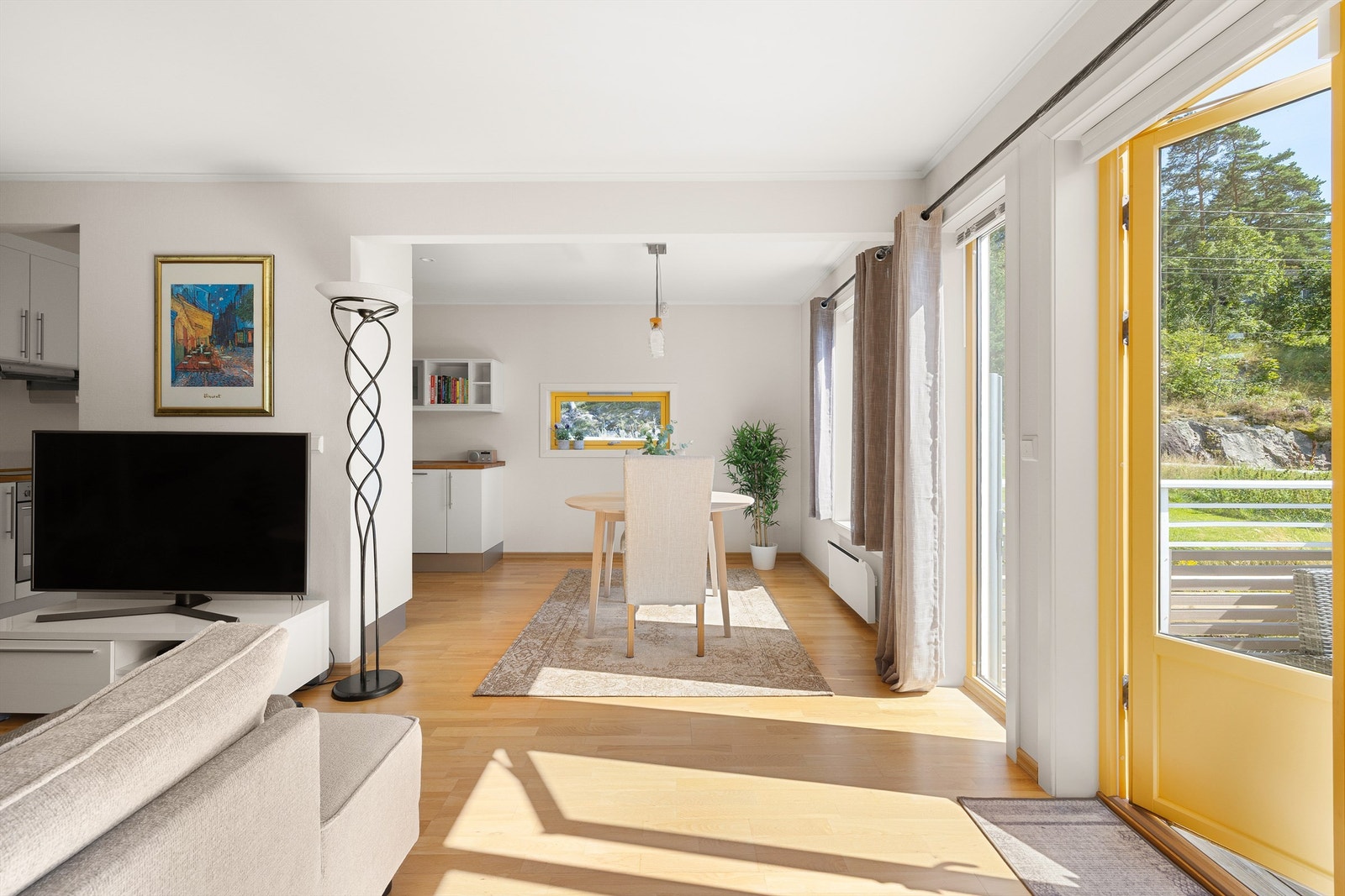 Stuens vinkelform og gode størrelse gir både soner og god plass til sittegrupper som en fler-seters sofa og et langstrakt spisebord. Galleribilde