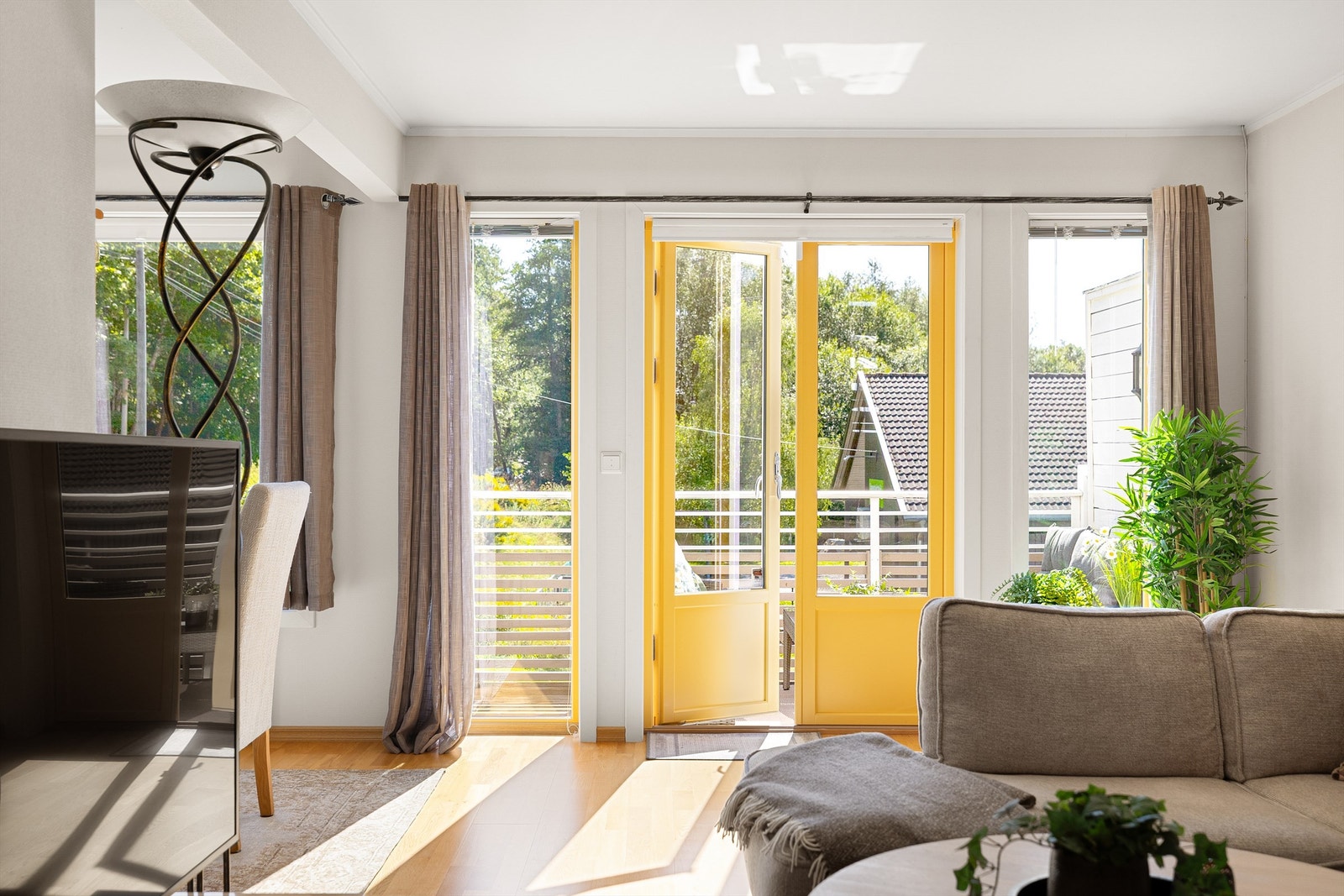 Det er ingen motstående boligbebyggelse i syd og dermed heller ikke mye innsyn til leiligheten. Galleribilde