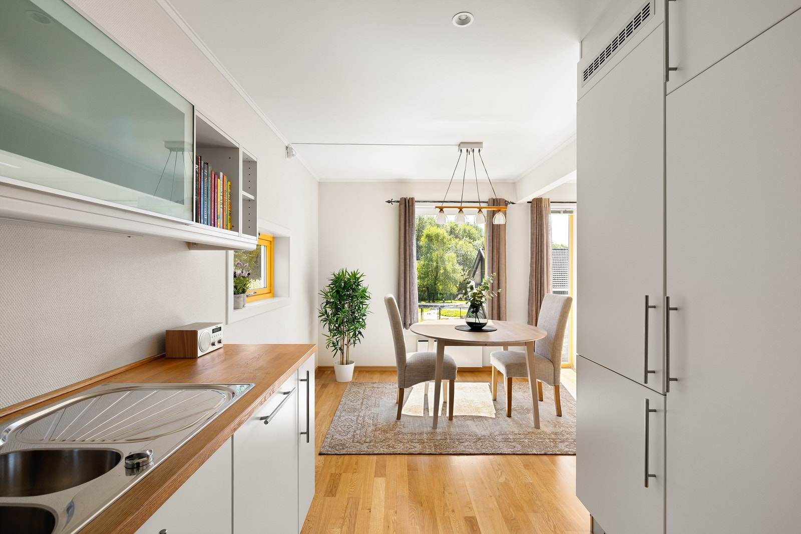 Kjøkkenets skap og skuffer har til sammen mange oppbevaringsmuligheter for utstyr til daglig bruk. Galleribilde