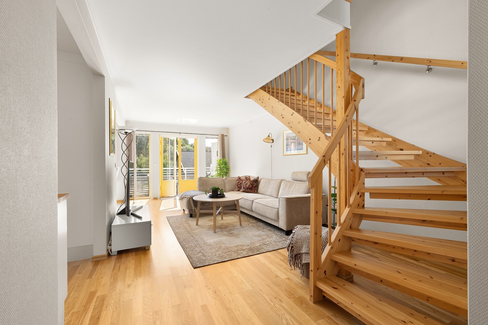 Plasseringen ved bunnen av trappen gir enkel tilgang til badet også fra soverommene som er samlet i andre etasje. Galleribilde