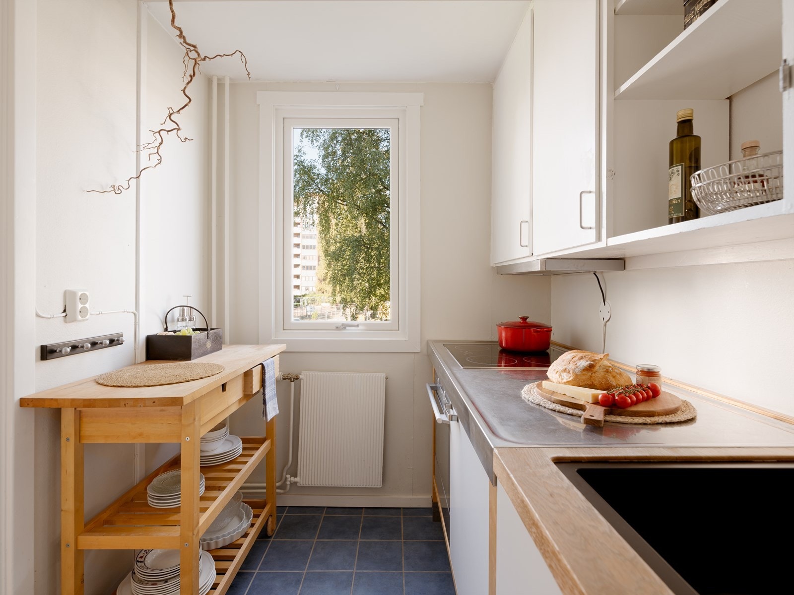 Kjøkkenet har god oppbevaringsplass i både over- og underskap. Det er også plass til å innrede med ekstra skap for oppbevaring eller matlaging ved behov. Galleribilde