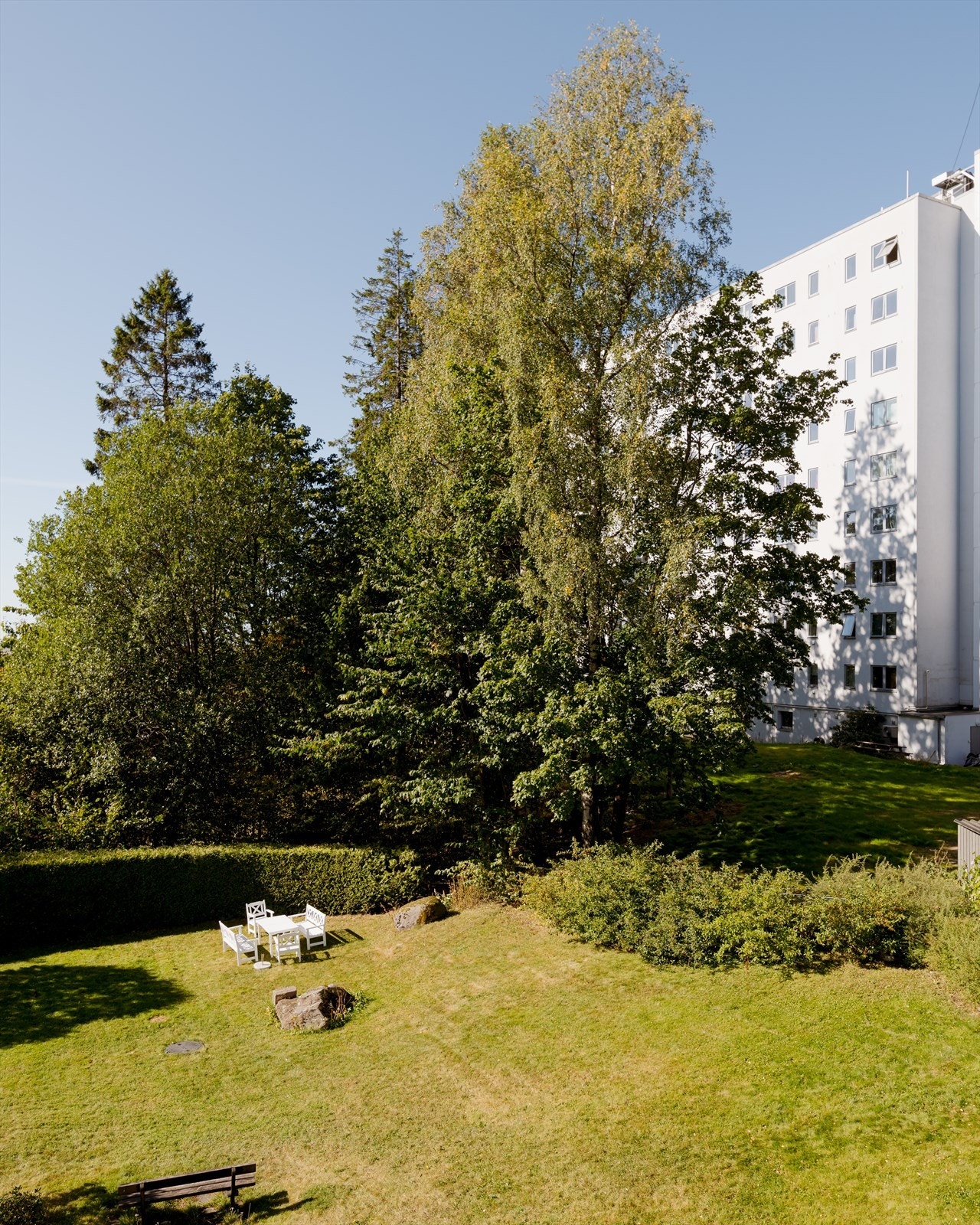 Utsikt fra balkongen mot det frodige felles grøntområdet som omkranser bygget. Galleribilde