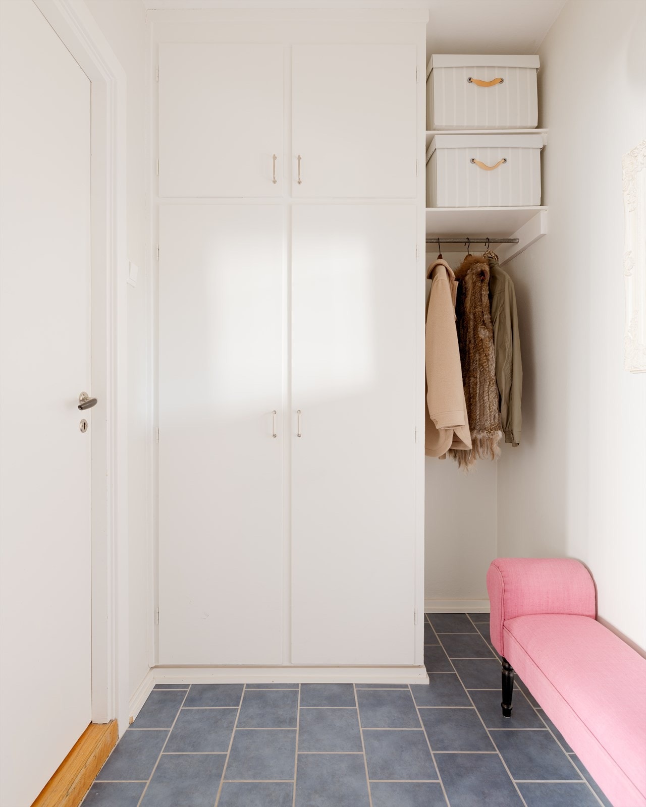 Ved første øyekast ønskes du velkommen inn i en romslig entré med godt med plass til oppbevaring i integrert skap, hyller og klesstang. Galleribilde