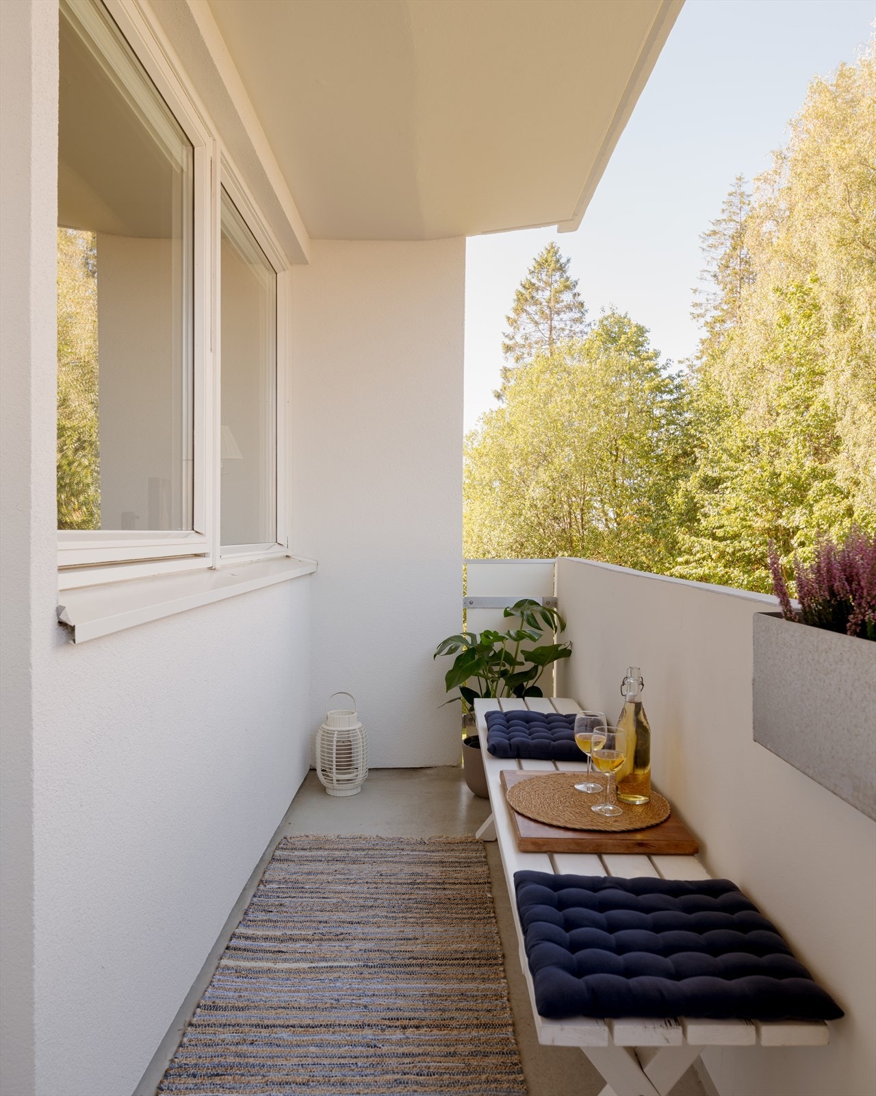 Den vestvendte balkongen på 5m² er en naturlig forlengelse av stuen. Her kan du nyte solrike ettermiddager og kvelder. Galleribilde