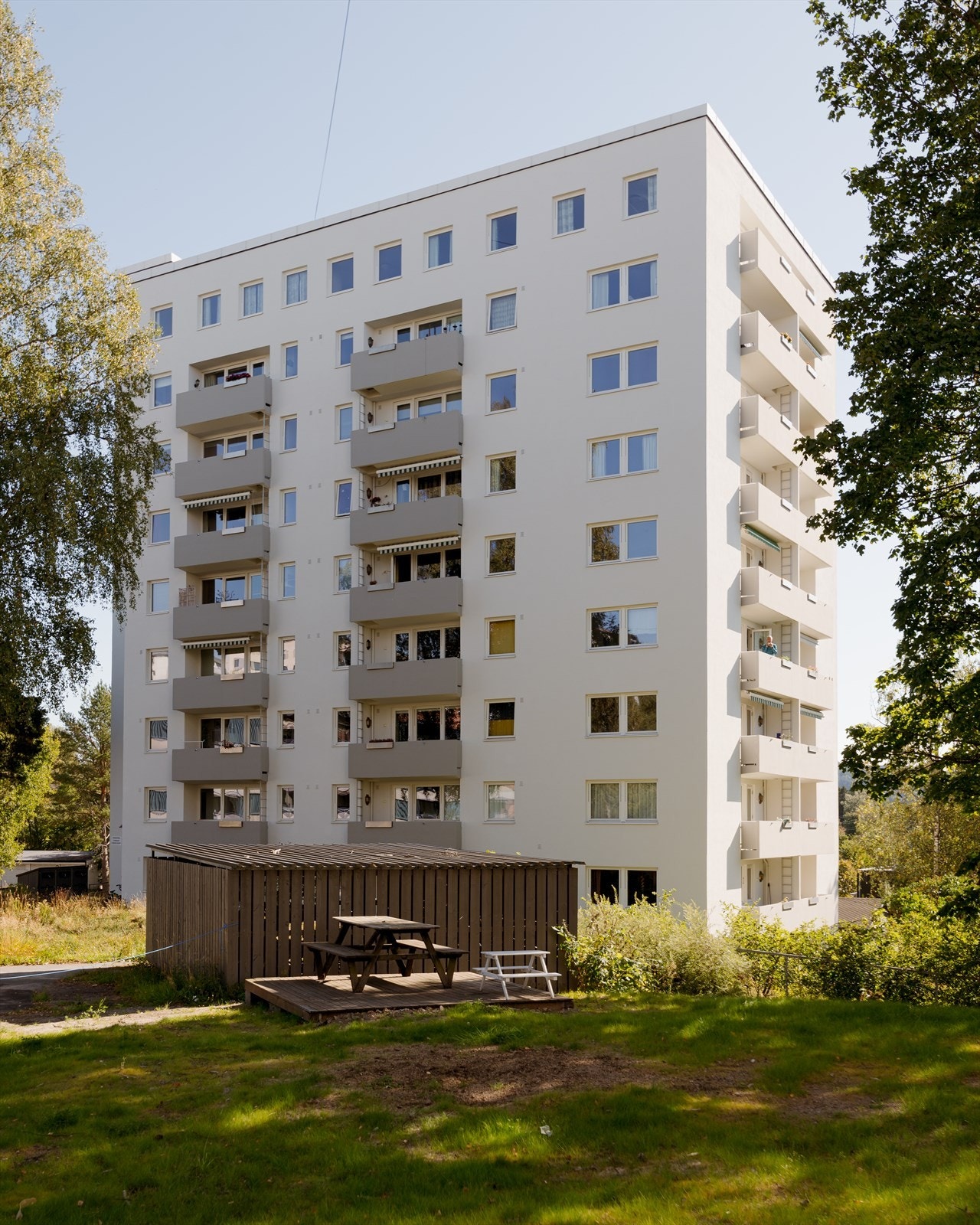 Leiligheten er beliggende i byggets 3. etg med heis. Balkongen er vestvendt og byr på solrike ettermiddager. Galleribilde