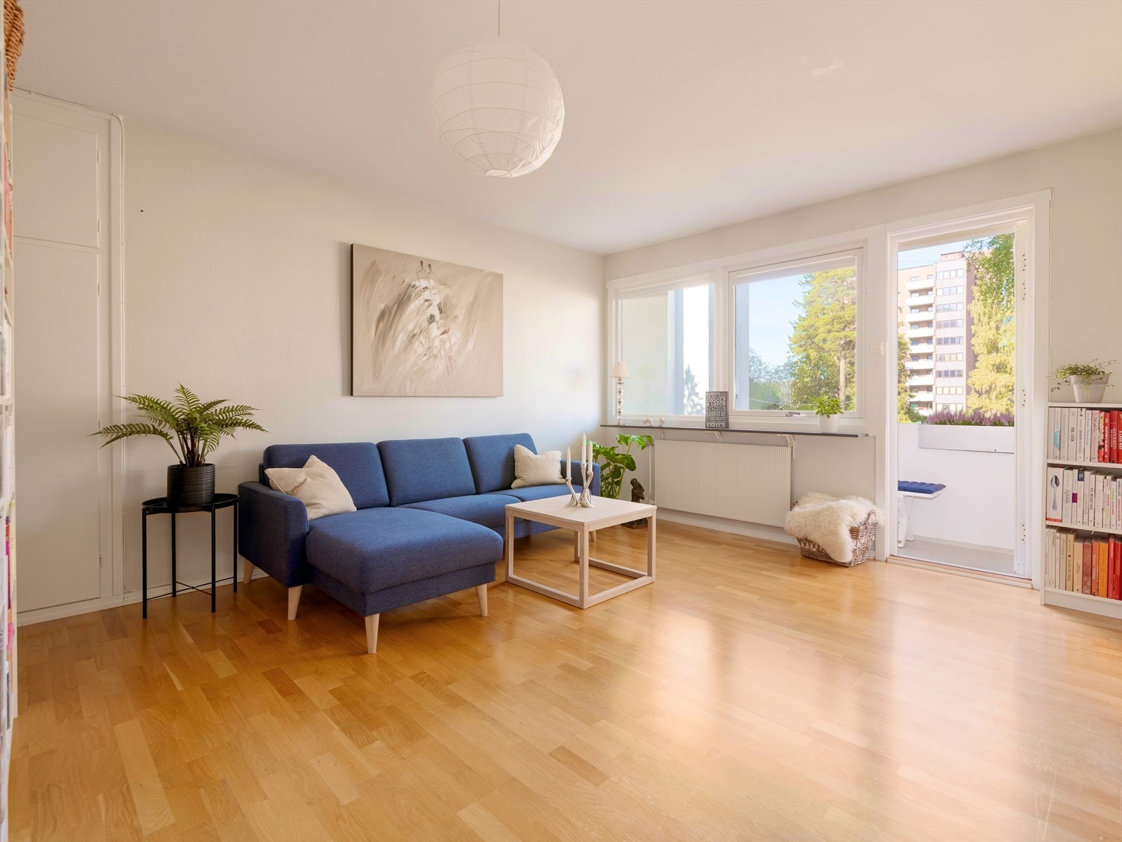 Her er det godt med plass til å møblere etter eget ønske og skape ditt eget hjem. Fra stuen er det direkte utgang til balkong. Galleribilde