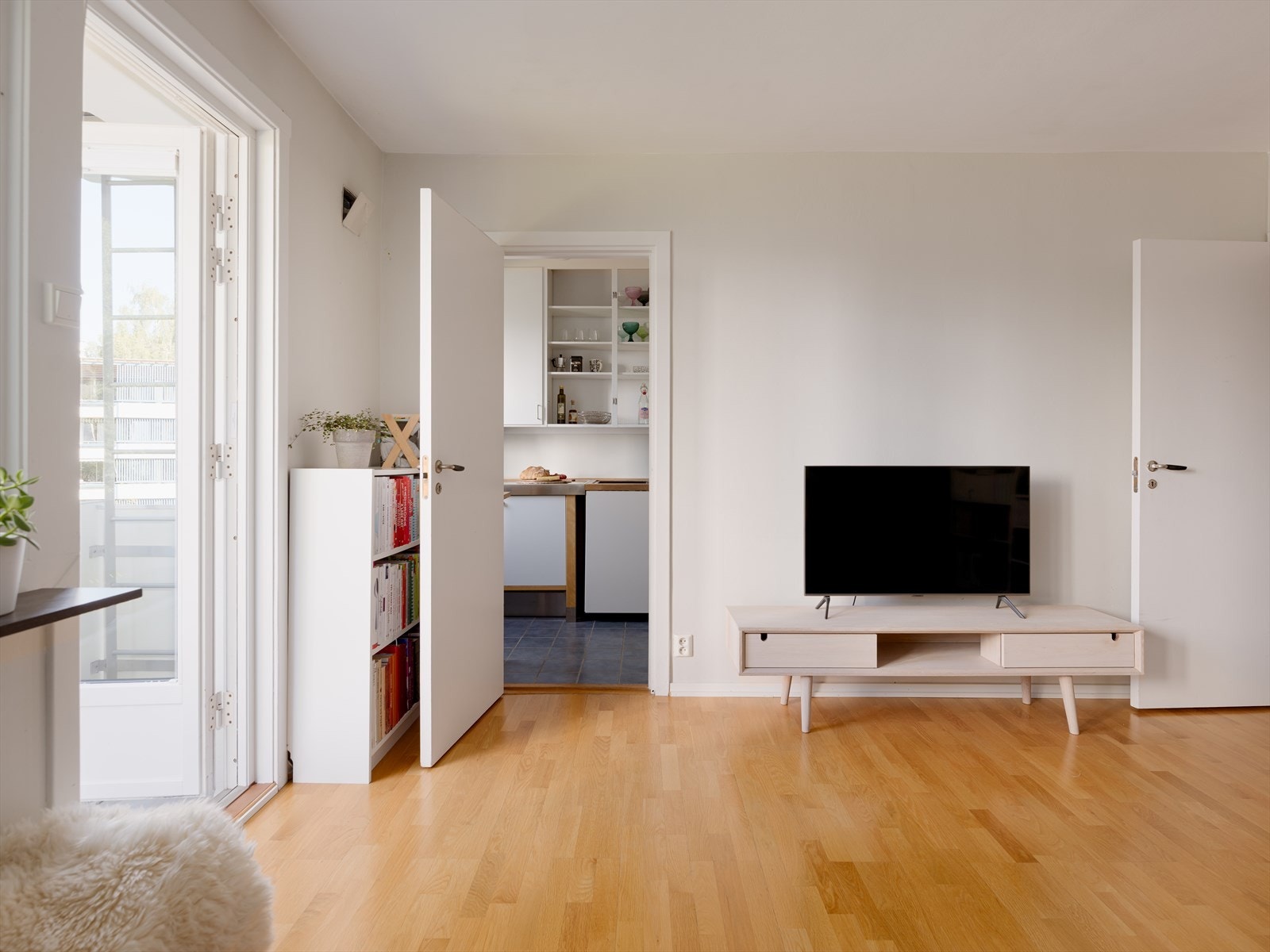 Leiligheten har en separat stue- og kjøkkenløsning med dør som kan lukkes. Adkomst til kjøkkenet skjer fra stuen. Galleribilde