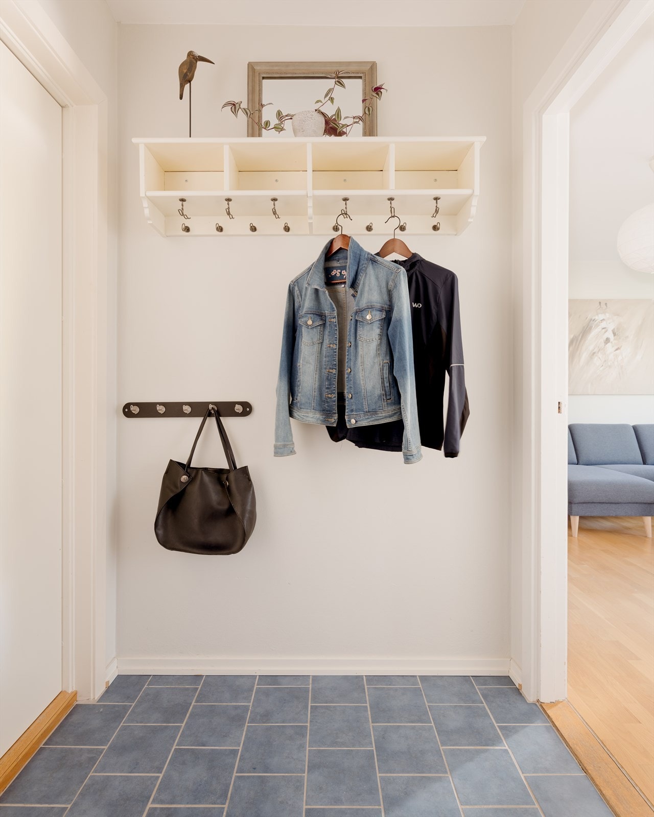 For ytterjakker og sko man bruker daglig, finnes det knagger i entréen for både gjester og eget bruk. Velkommen inn! Galleribilde