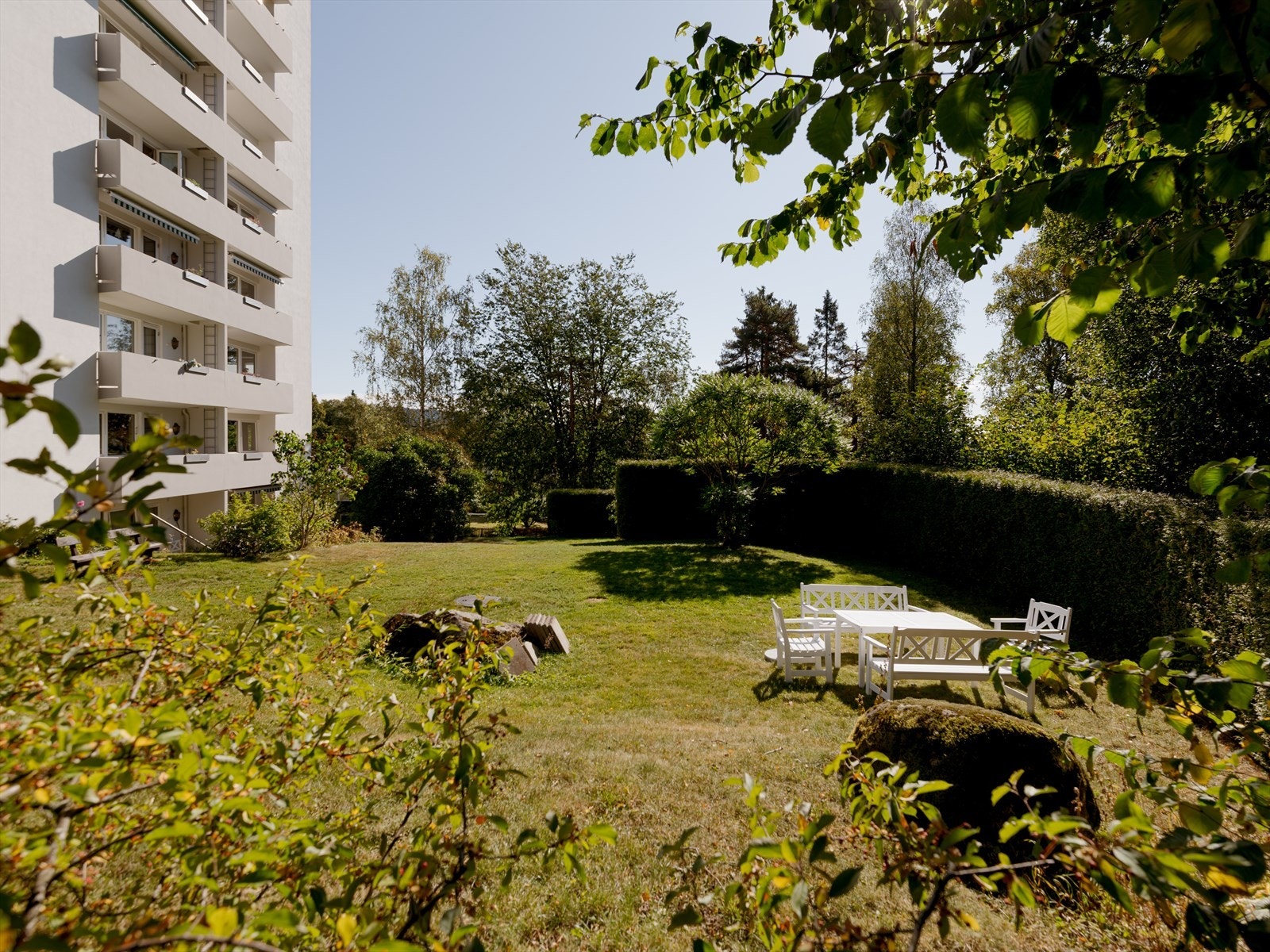 Blokken er omkranset av flotte felles grøntområder som kan benyttes hele året. Like i nærheten ligger vakre Sognsvann. Galleribilde