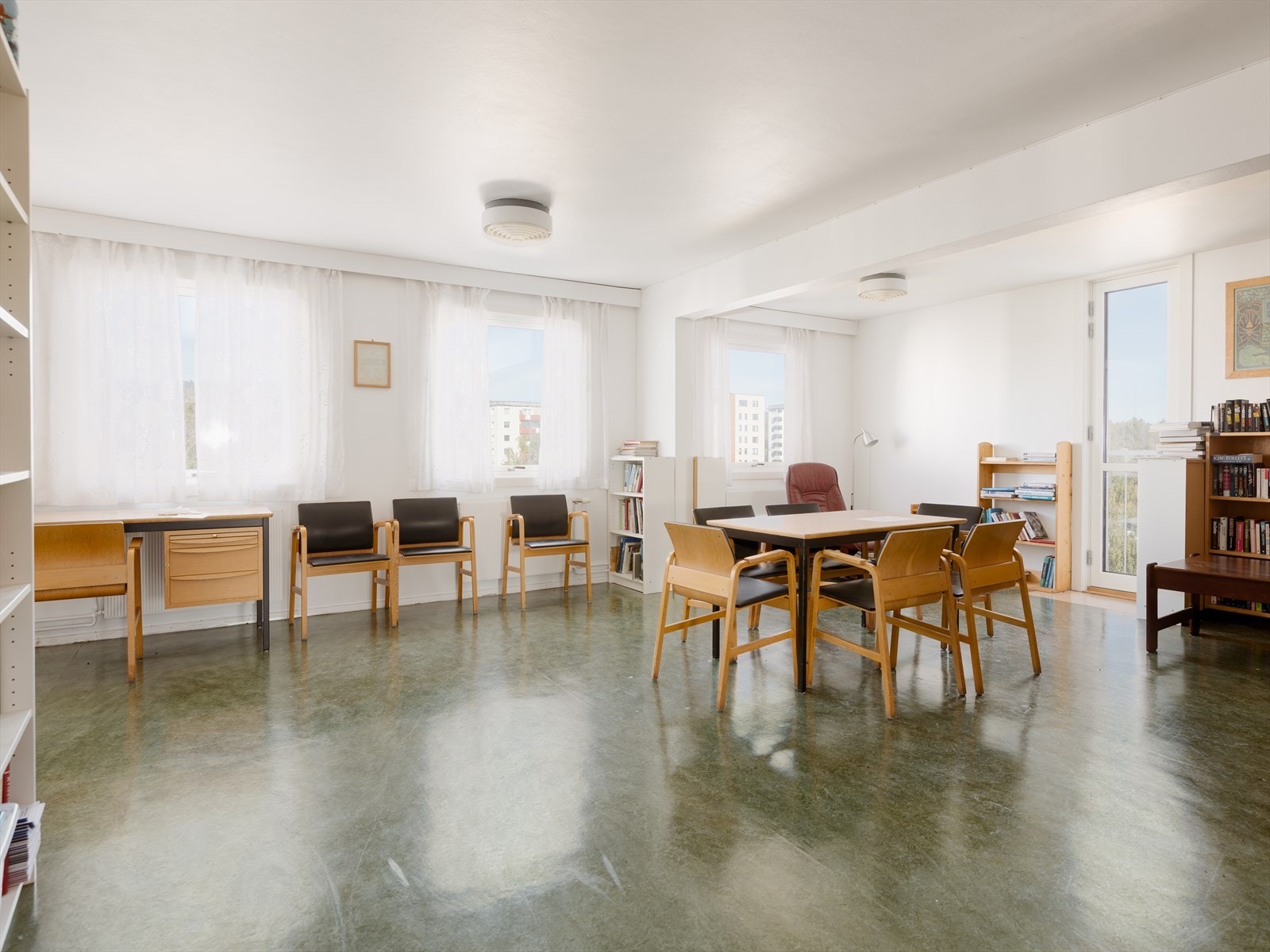 I samme etasje finnes også et bibliotek med et godt utvalg skjønnlitteratur, som også kan benyttes som hjemmekontor. Galleribilde