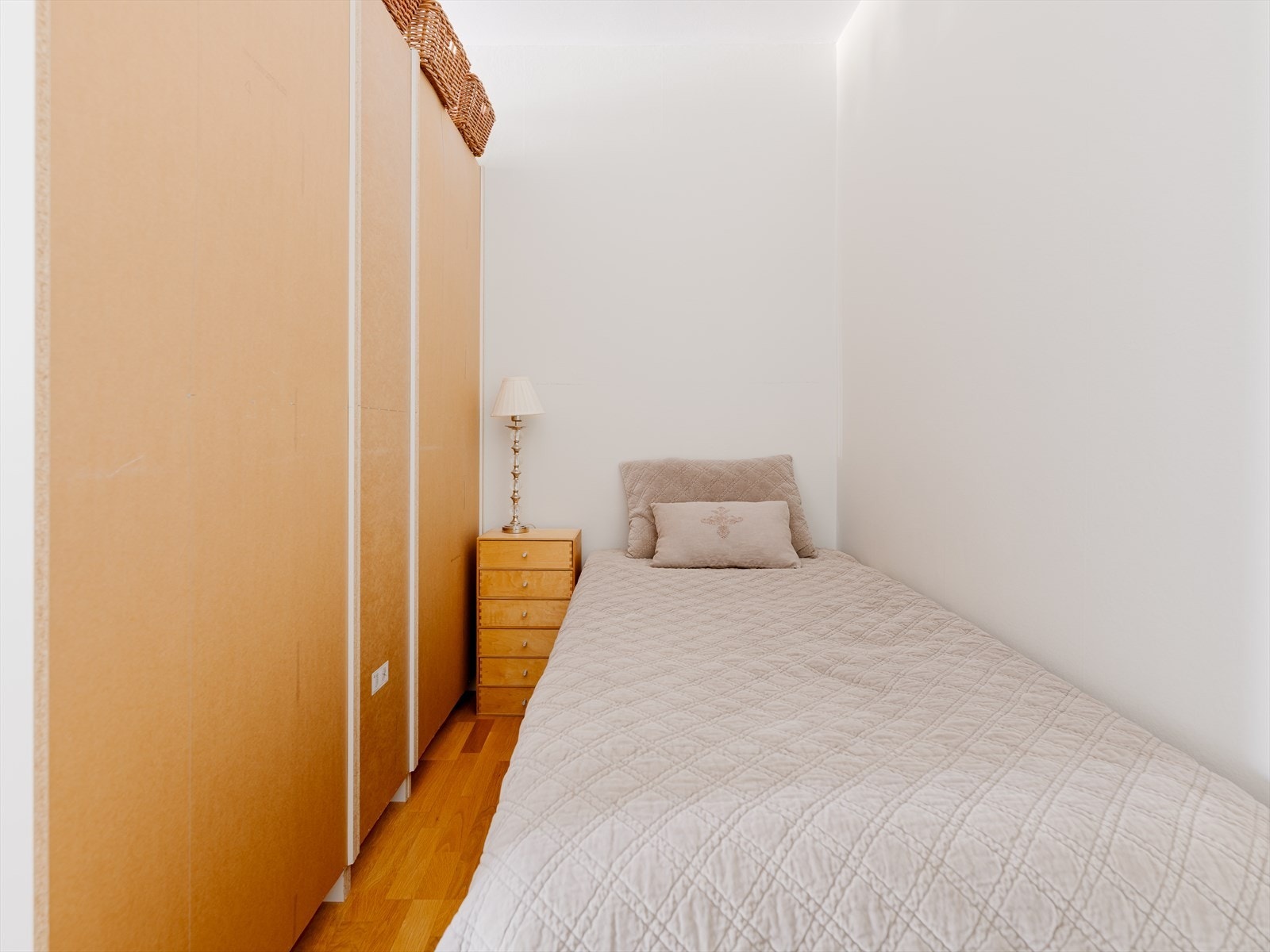 Alternativt kan det monteres gardinskinne med trekk som kan lukkes for å skjerme sengen. Uansett løsning fungerer kroken godt som en separat sovesone. Galleribilde