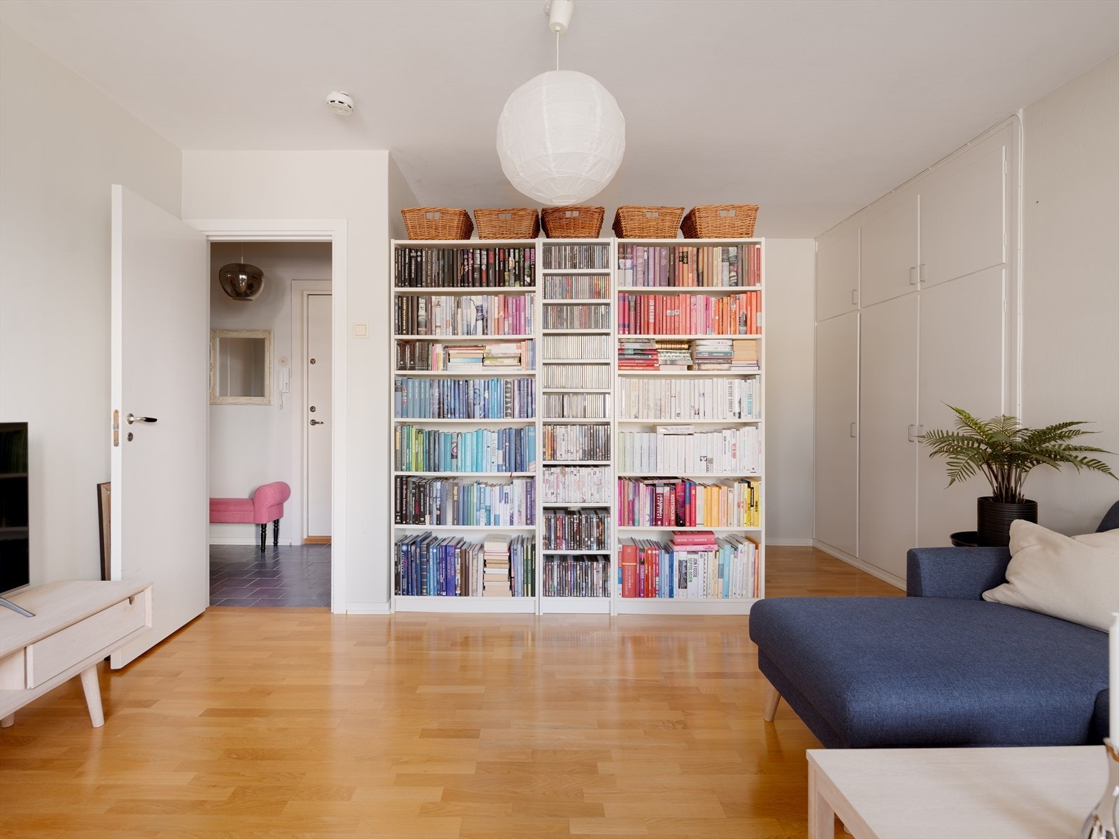 Stuens utforming gjør det enkelt å skille ut en egen sovesone i tilknytning til garderobeløsningen. Galleribilde