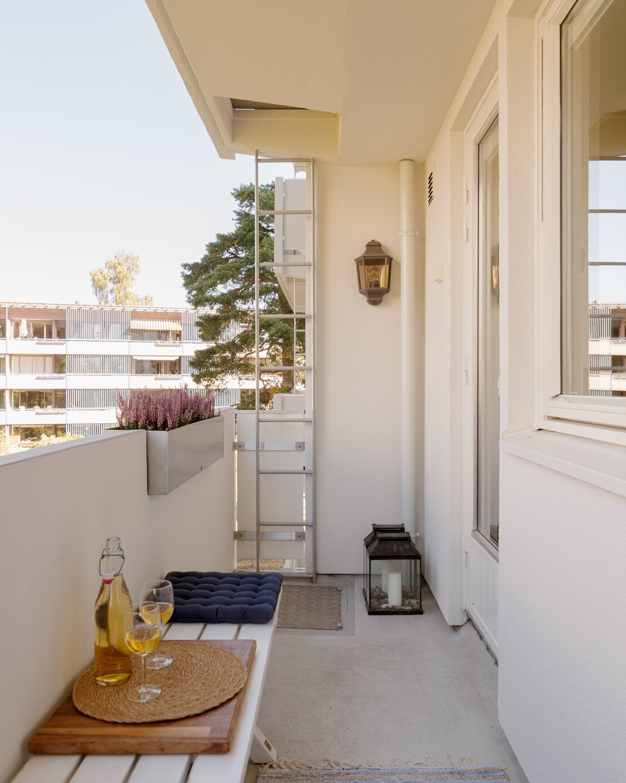 Balkongen er overbygget og gir derfor gode bruksmuligheter ute gjennom hele året, uavhengig av vær og sesong. Galleribilde