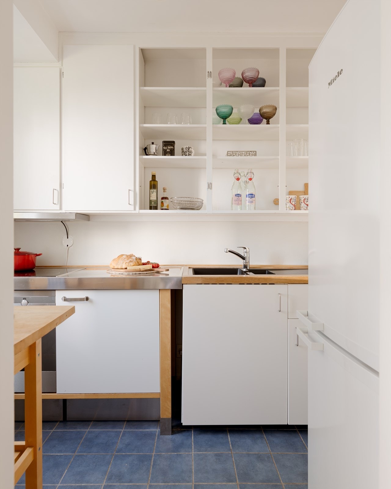 Kjøkkenet er utstyrt med platetopp, stekeovn, kum og kjøleskap. Kjøkkeninnredningen har malte fronter og heltre benkeplate. Galleribilde