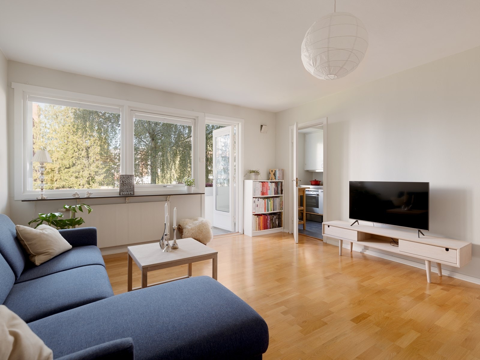 Stuen føles lys og luftig, med store vindusflater som slipper inn rikelig med naturlig lys. Galleribilde