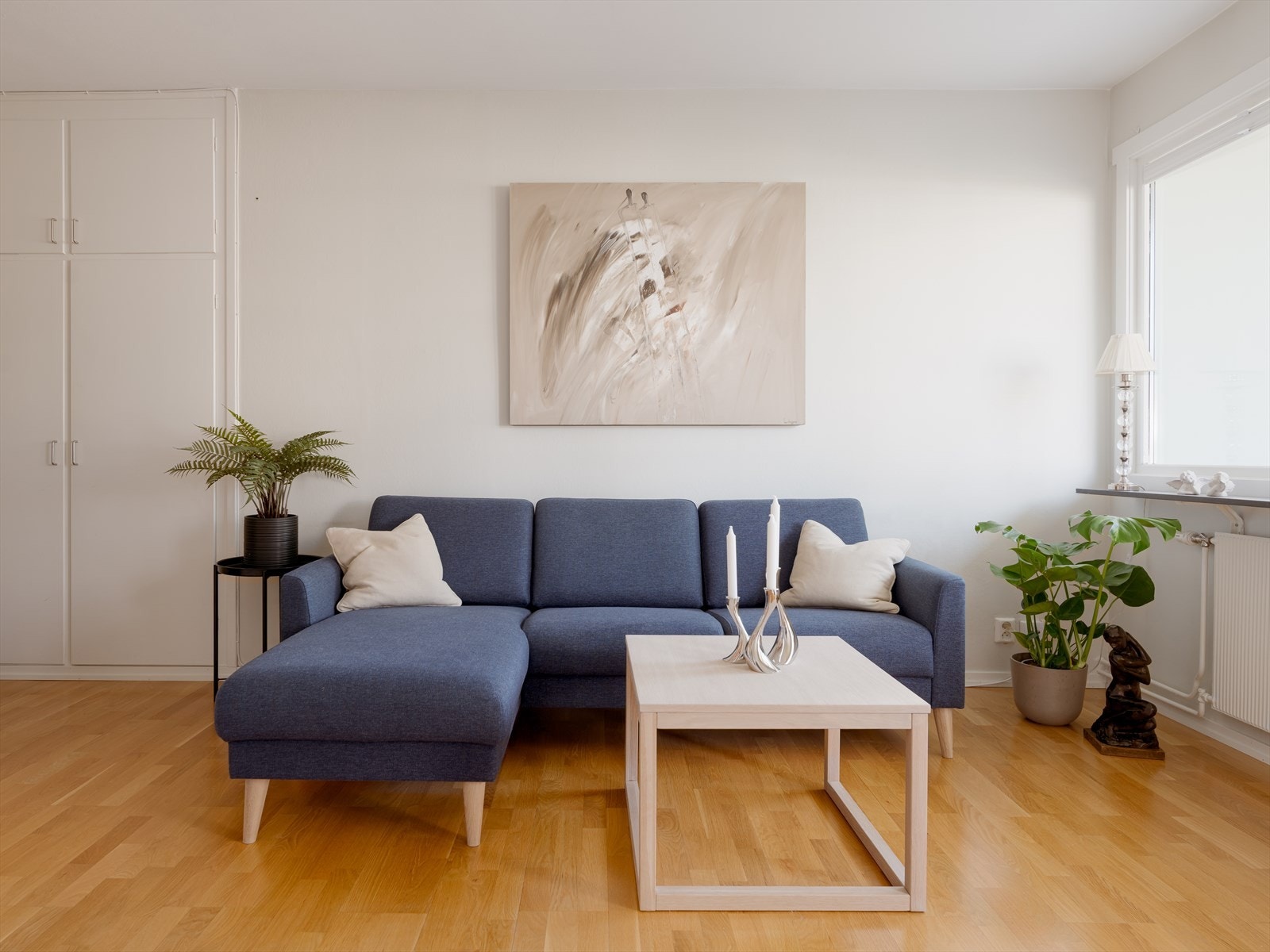 Leiligheten er bestående av entré, bad, stue, kjøkken og balkong. Bod på 1,7 m², samt bokskap i 9.etg. Galleribilde