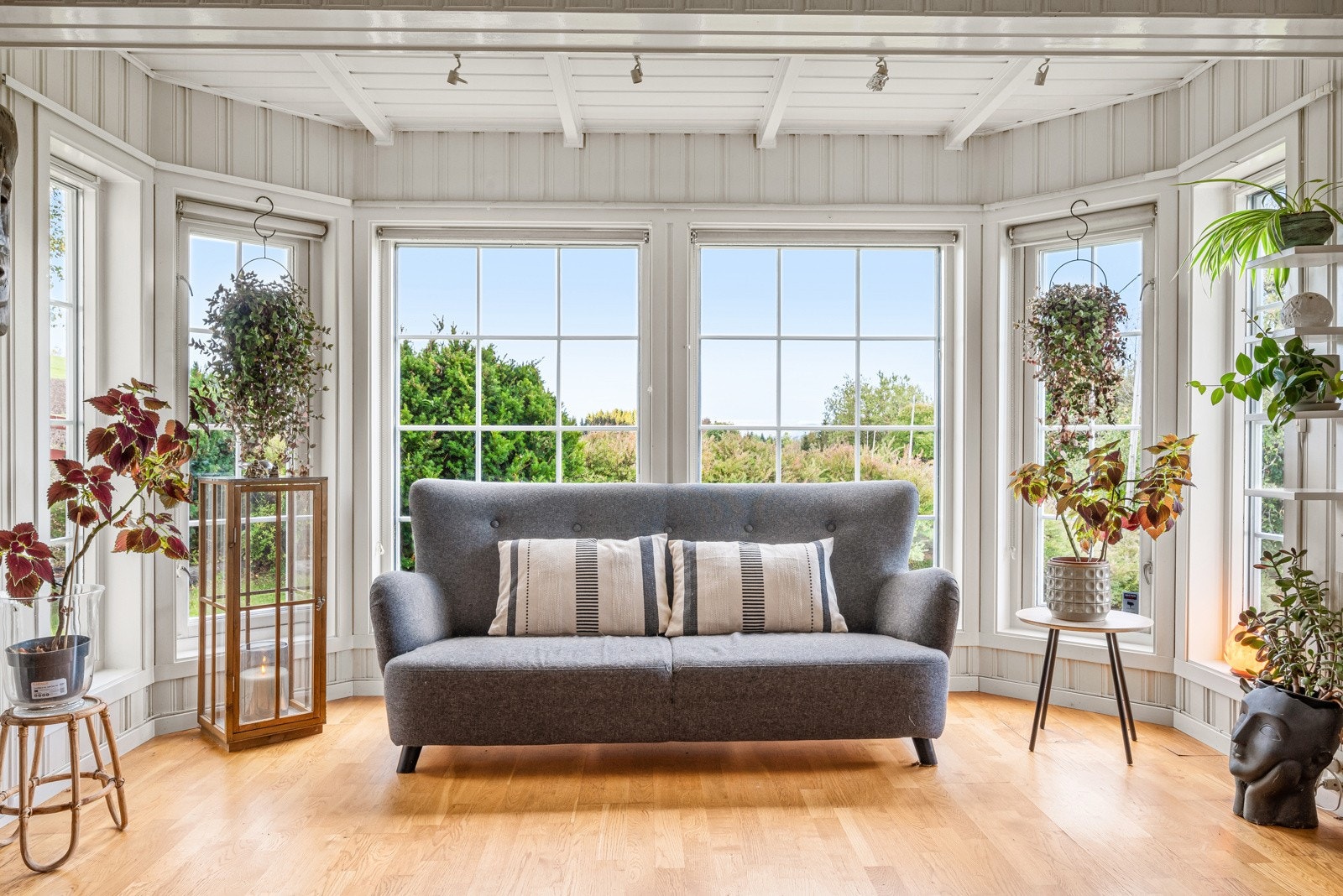 Ved karnappet kan man slappe av i godstolen, ved store vindusflater. Her får du naturen tett på Galleribilde