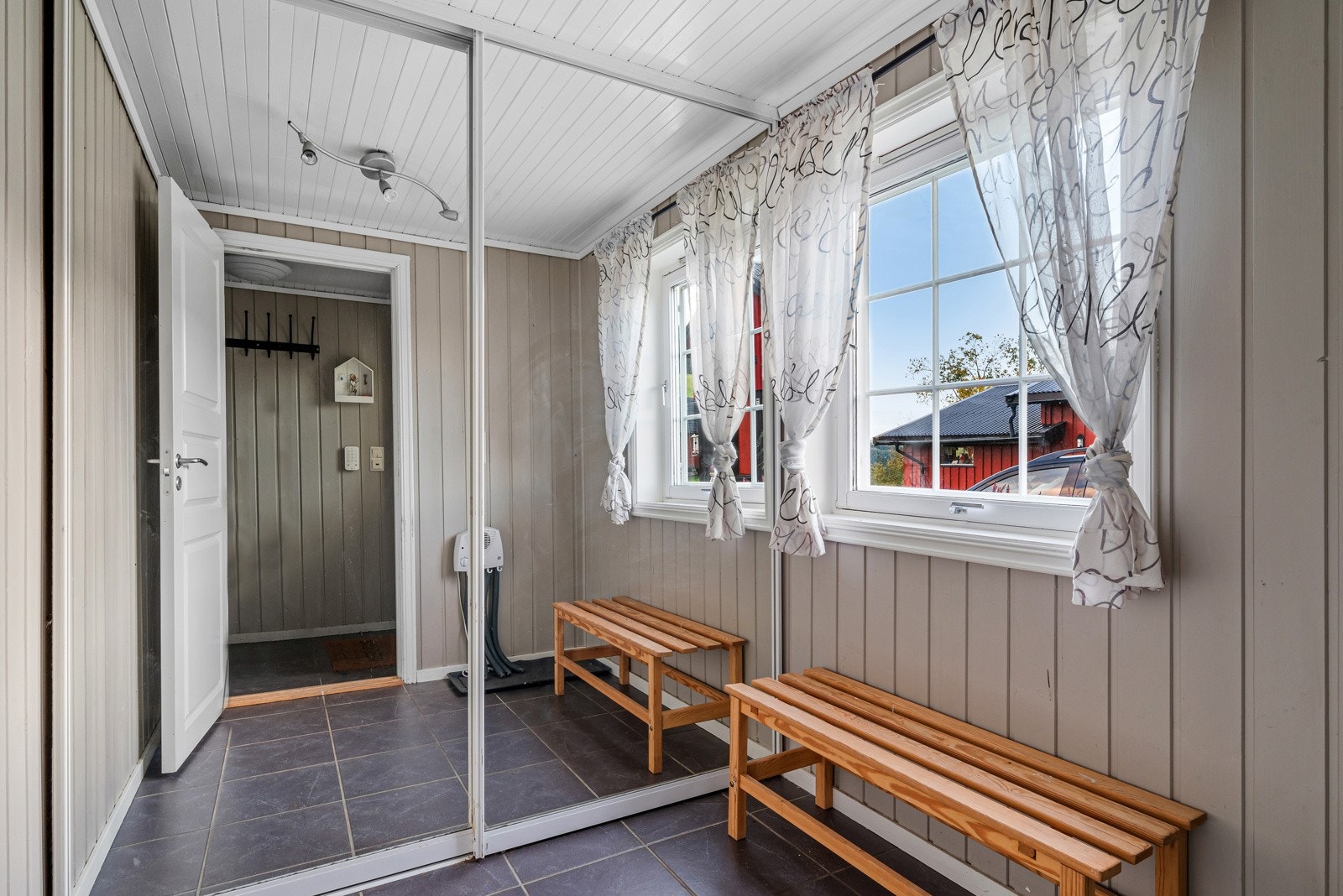 Velkommen inn. God plass til sko og klesavheng bak praktisk skyvedørsgarderobe. Galleribilde