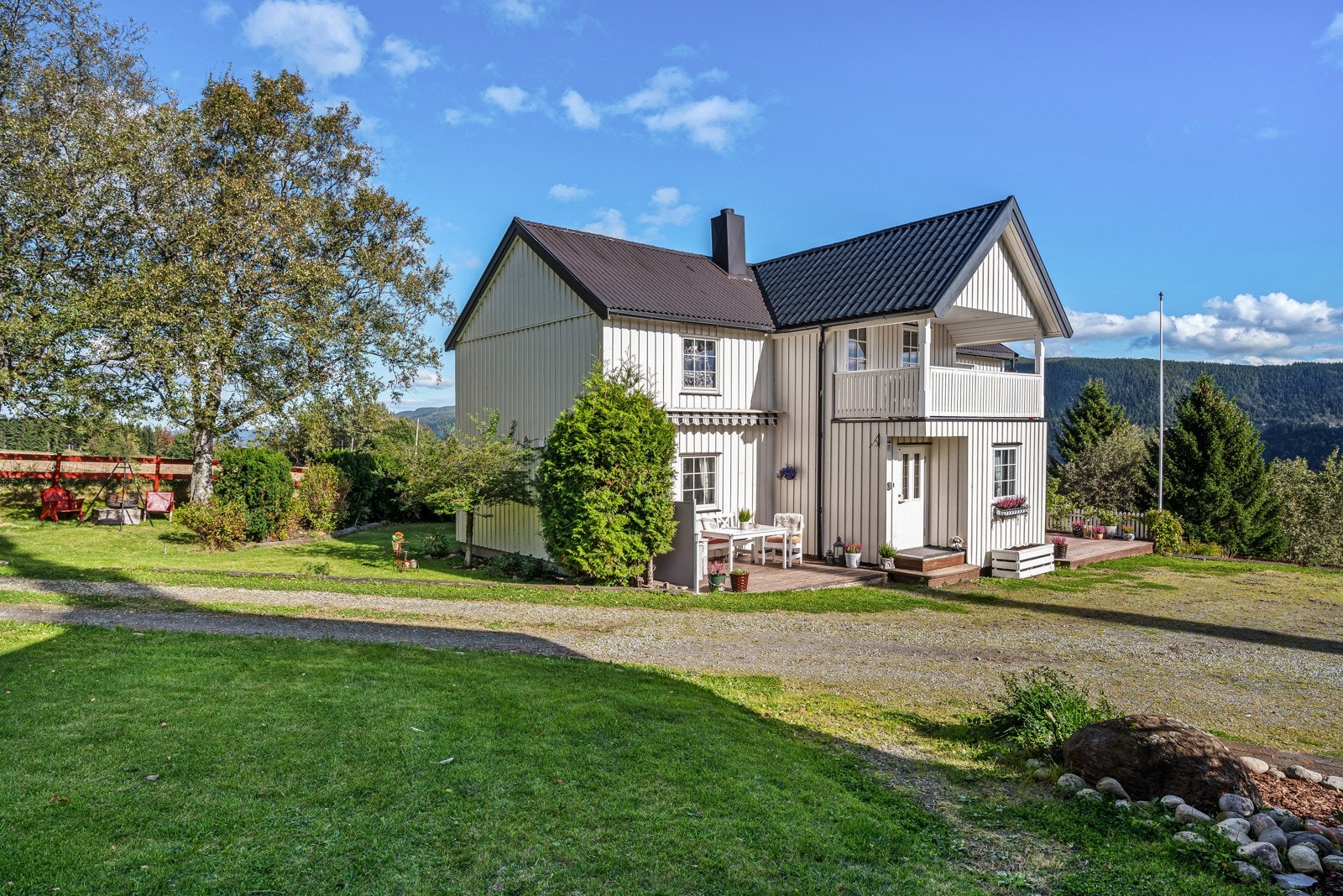 Eiendommen hadde i gamle dager navnet "Gammellykkja" og var den eldste husmannsplassen under gården Tranmæl. Plassen var under Bortstu og ble fradelt høsten 1833. Galleribilde