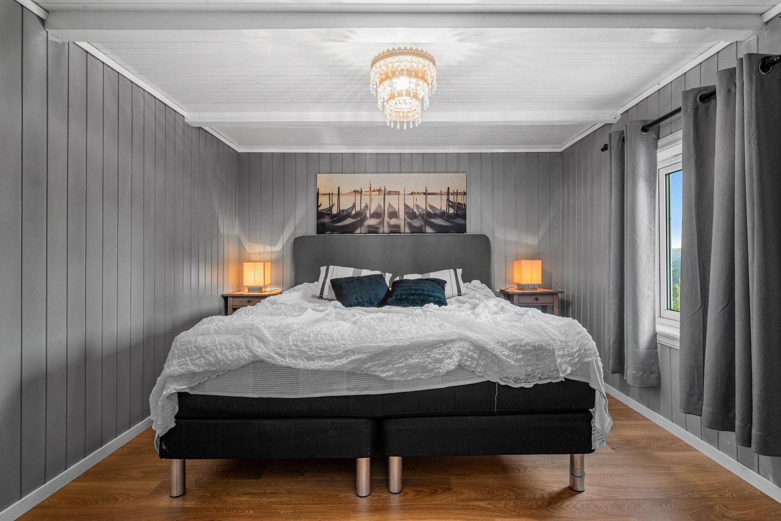 Soverom malt i en lun og behagelig farge. Plass til dobbeltseng og nattbordsmøblement. Galleribilde