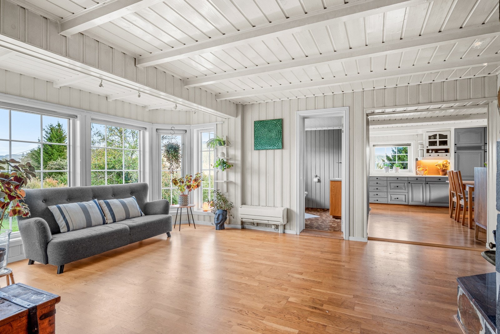 Store vindusflater sikrer et godt og naturlig dagslys til rommet. Galleribilde