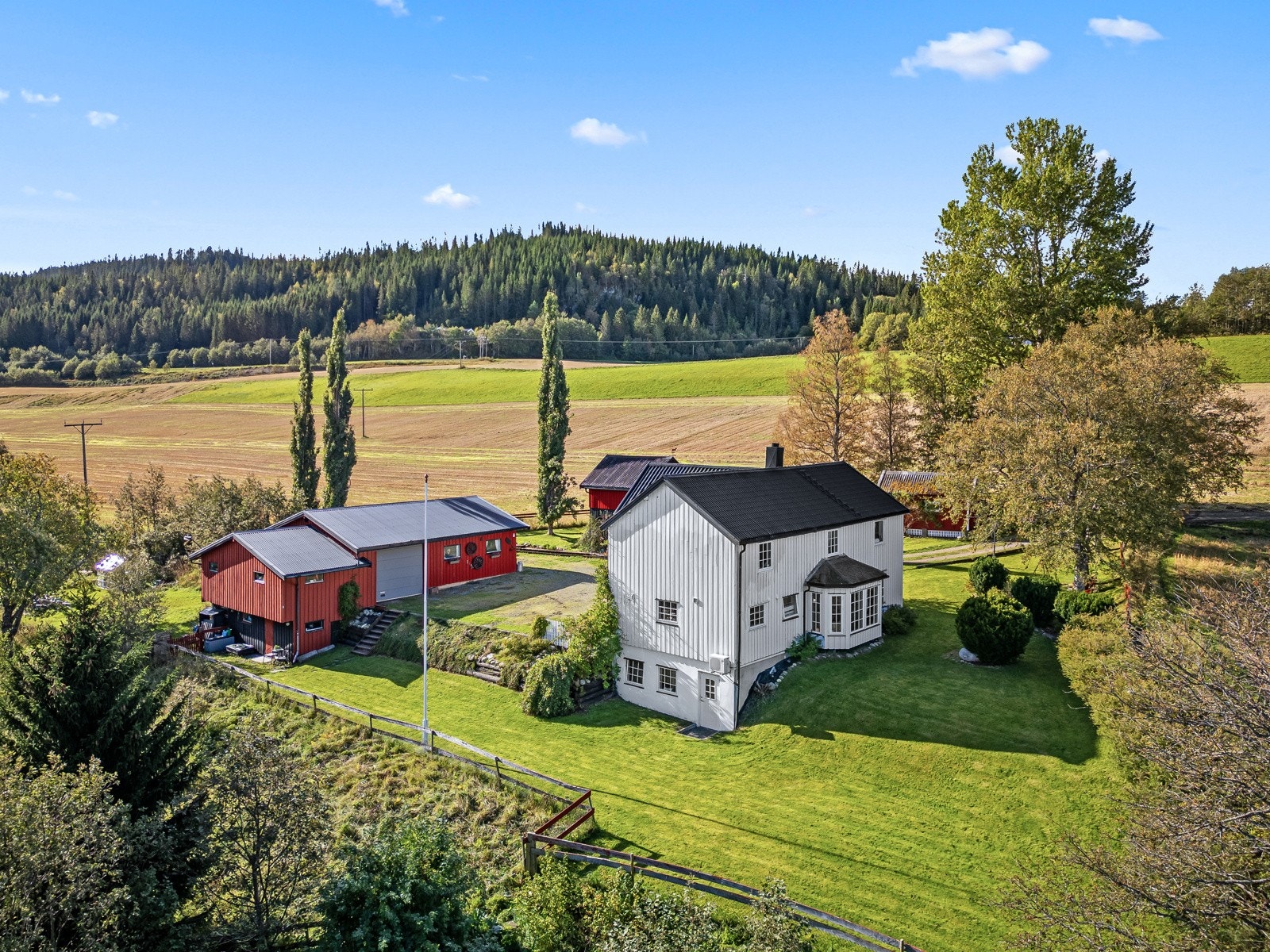Velkommen til Kregnesvegen 651 og dette småbruket med naturskjønn og fredelig beliggenhet. Galleribilde