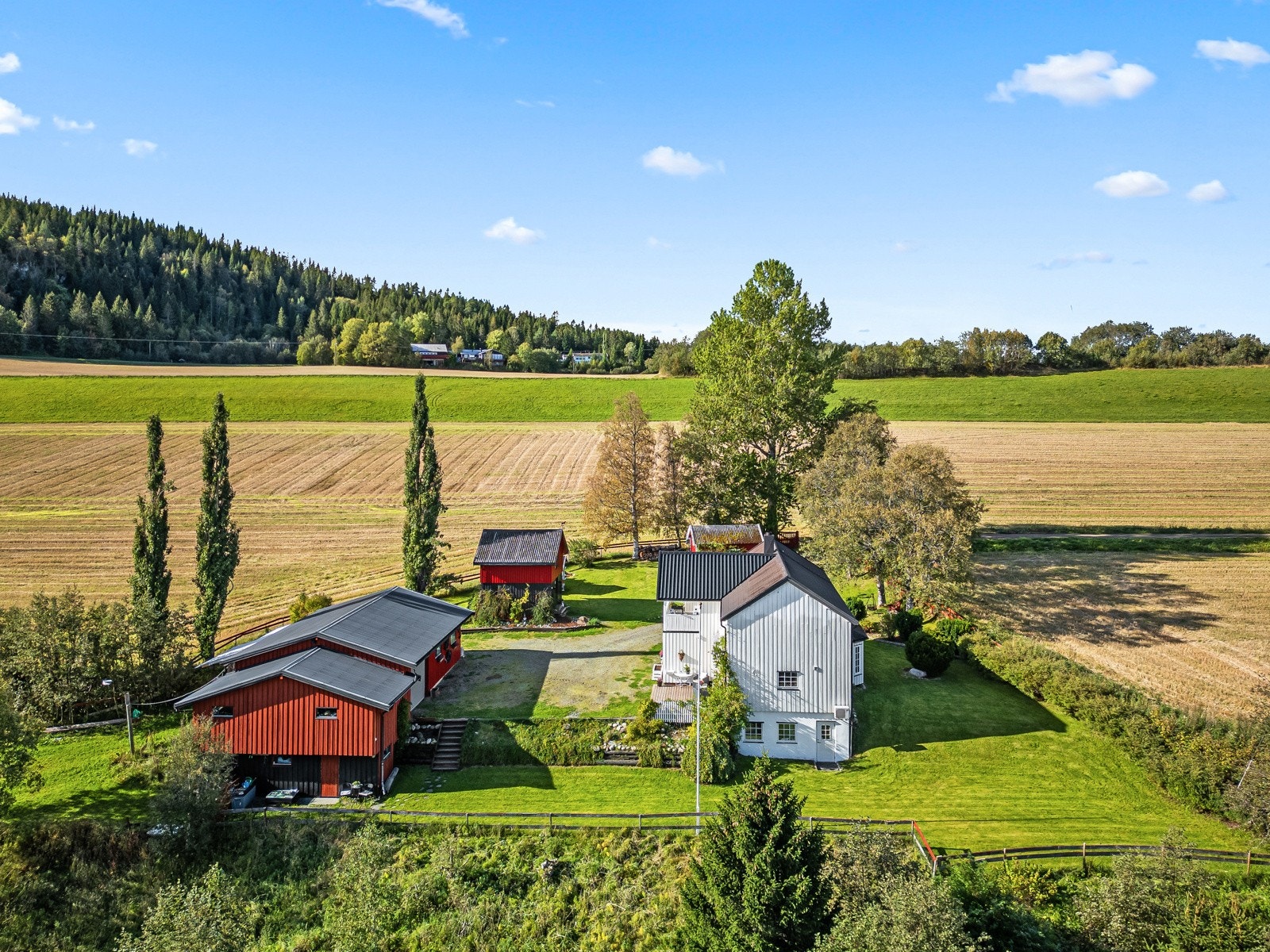 Eiendommen har et tun på ca 5,2 mål hvor det er oppført en romslig og innholdsrik enebolig, stabbur, uthus, dukkestue og leskur/gapahuk. Galleribilde