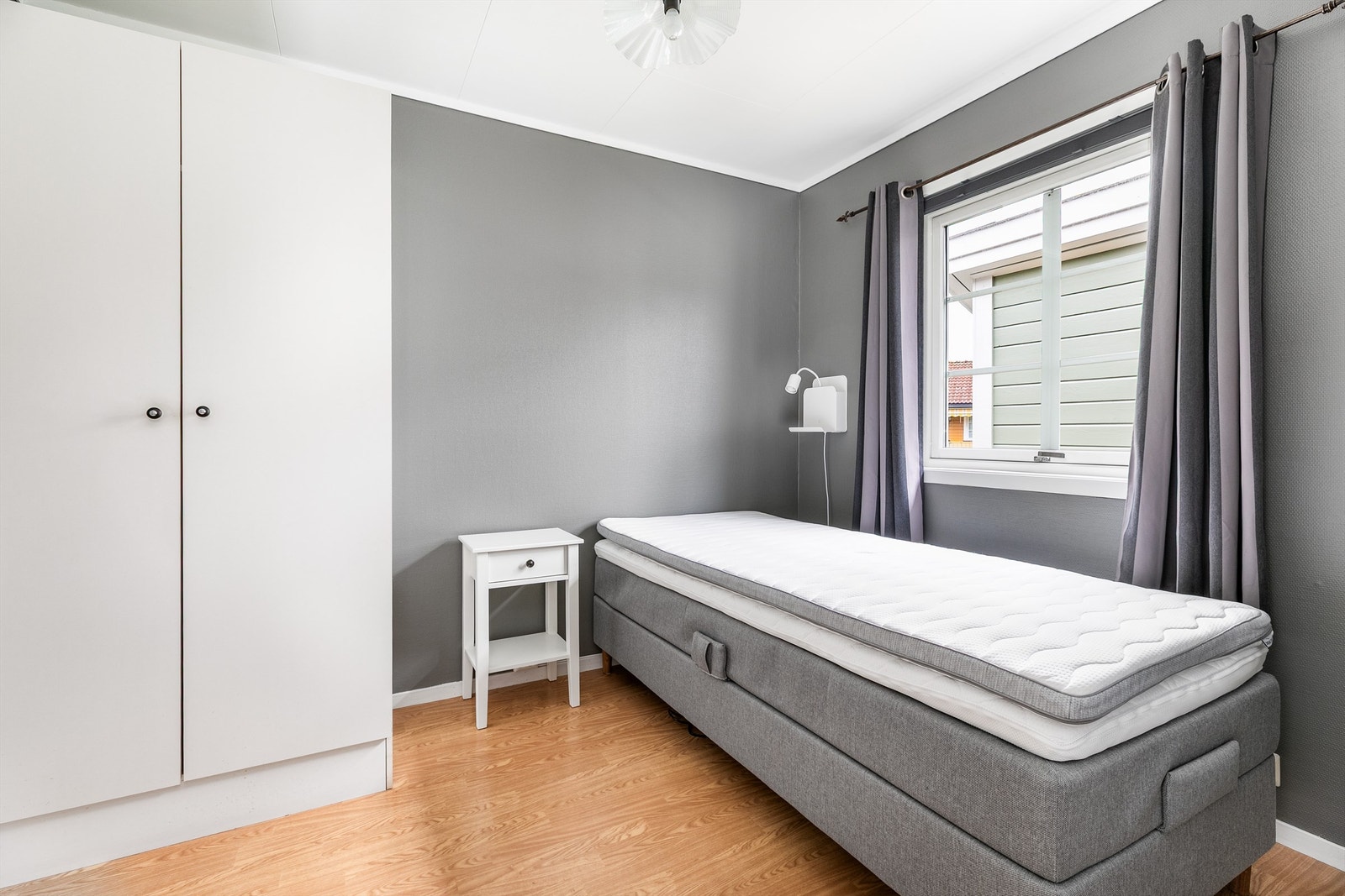 Leilighetens to soverom er nylig malt. Garderobeskap medfølger i begge rom. Galleribilde