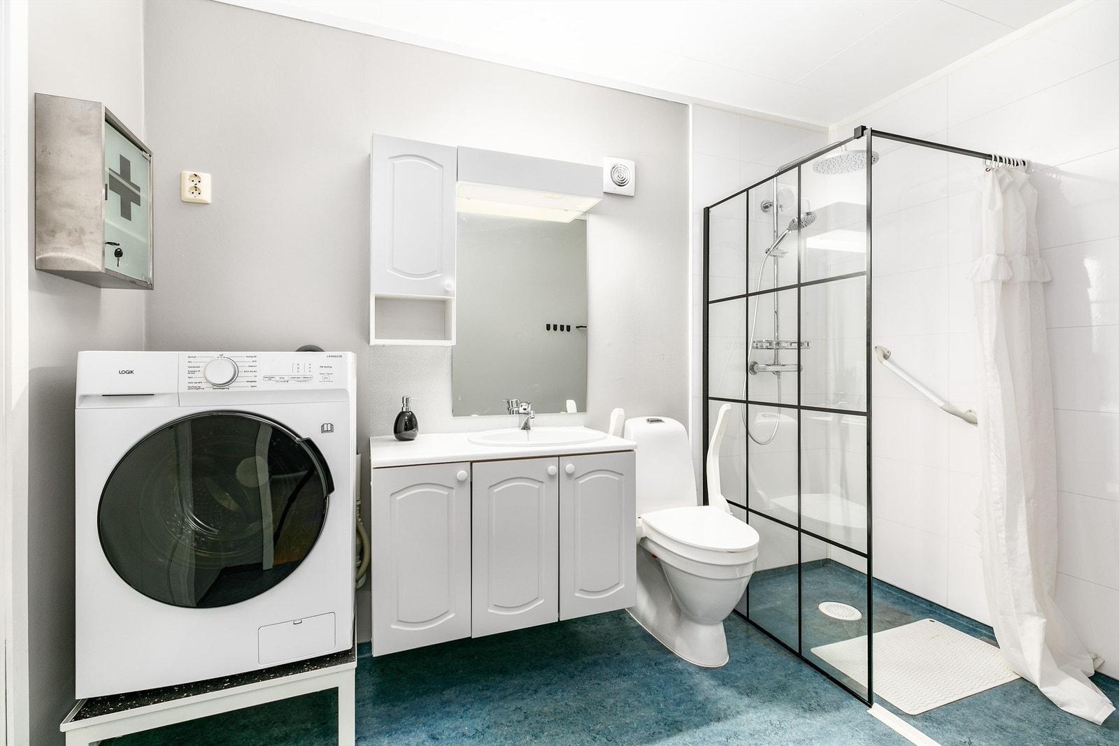 Badet er også fra byggeåret og gitt TG 3, som betyr at renovering av hele rommet må påregnes. Galleribilde