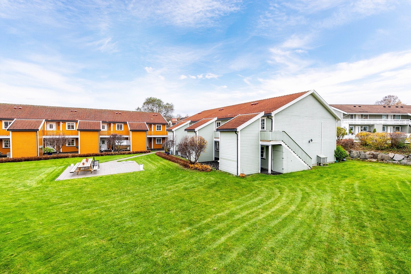 Fellesarealene holdes velstelt og innbydende. Ny møteplass med sittegrupper er nylig anlagt rett utenfor. Galleribilde