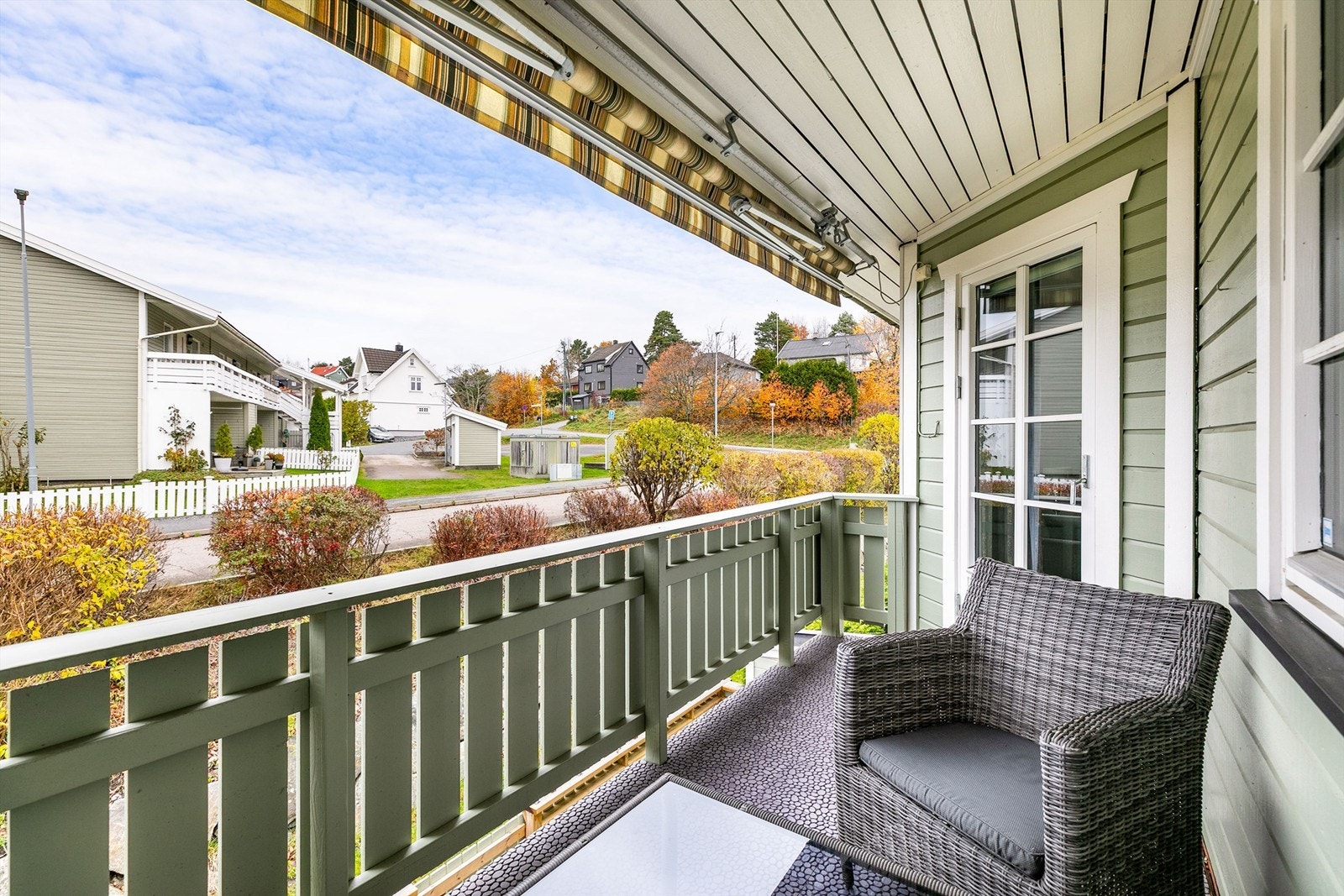 Sommerstid er det sol på verandaen fra tidlig ettermiddag til sen kveld. Med den motoriserte markisen oppnås solskjerming enkelt når det trengs. Galleribilde