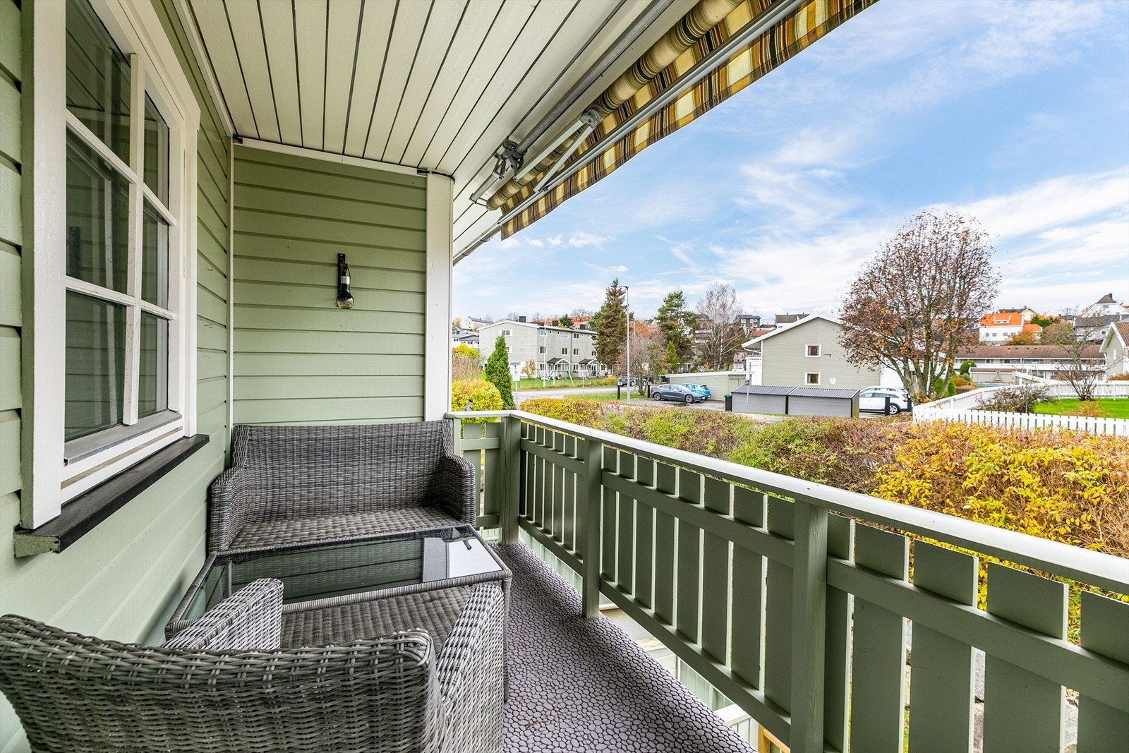 Leiligheten er gjennomgående midt i andre etasje, med veranda orientert i vestlig retning. Galleribilde