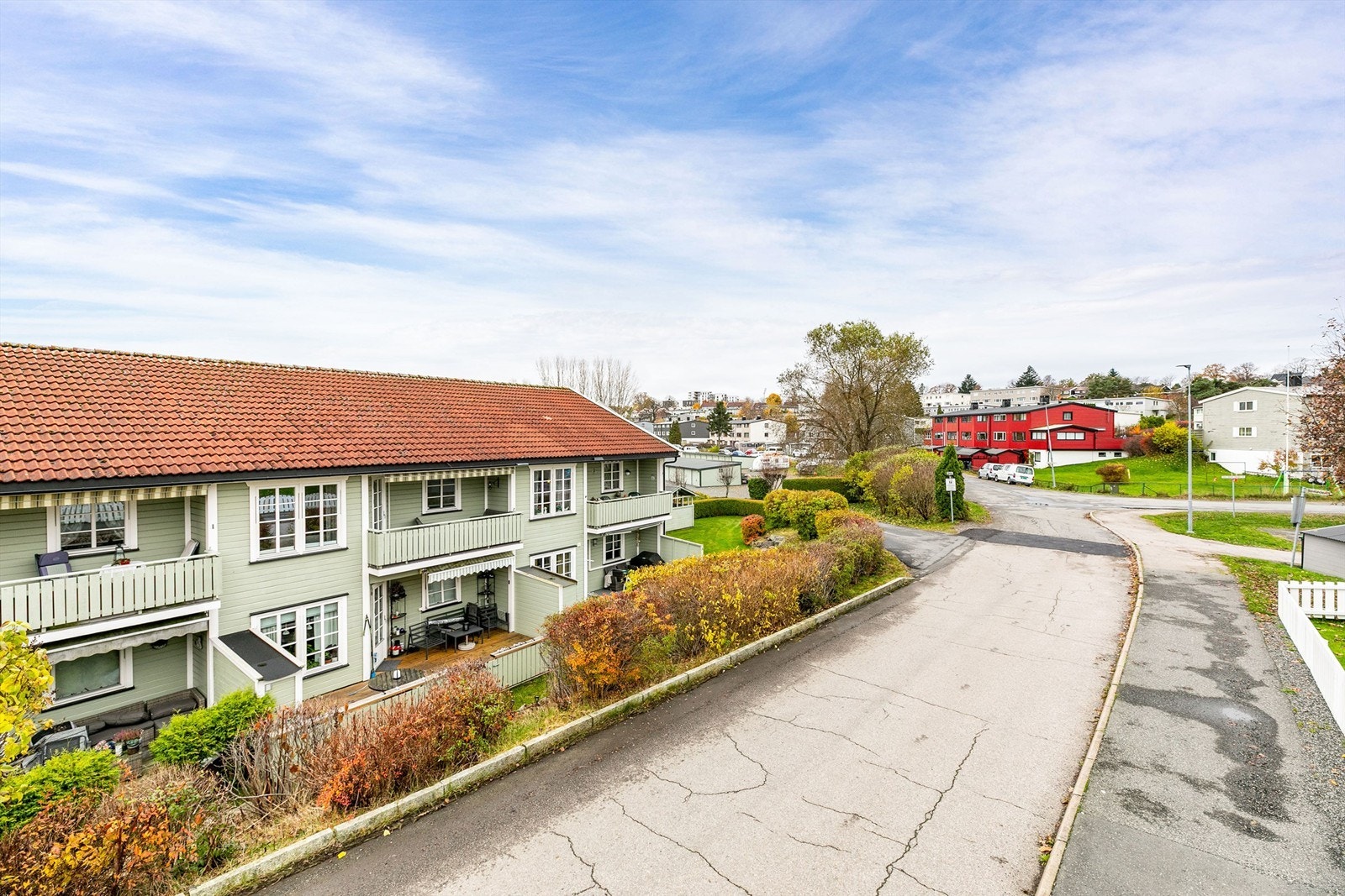 Gaten foran leiligheten er sperret for gjennomkjøring med bil og leder kun inn til borettslaget. Galleribilde
