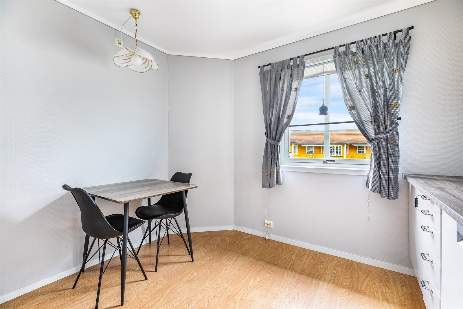 På kjøkkenet er det morgen-/formiddagssol og rom for et større spisebord enn i dag. Galleribilde